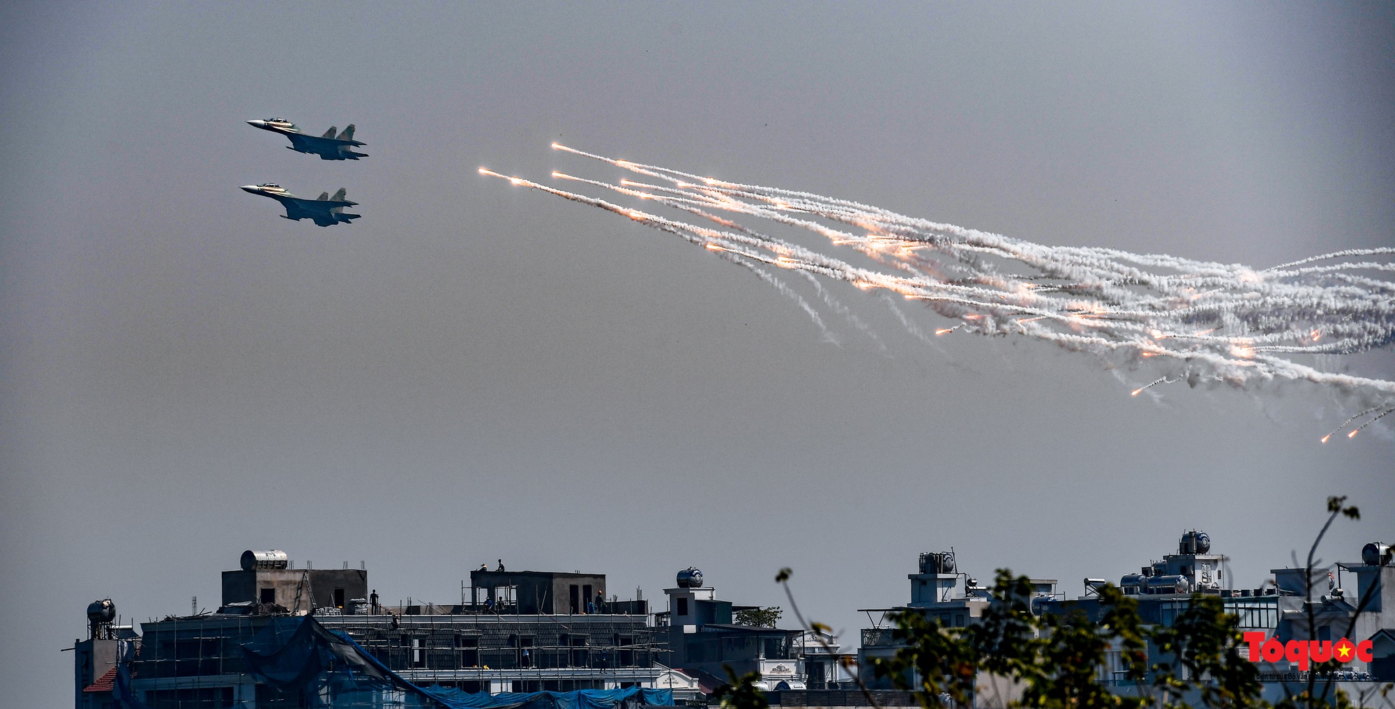 Mãn nhãn với  máy bay chiến đấu Sukhoi và trực thăng Mi thao diễn trên bầu trời Thủ đô Hà Nội - Ảnh 11.
