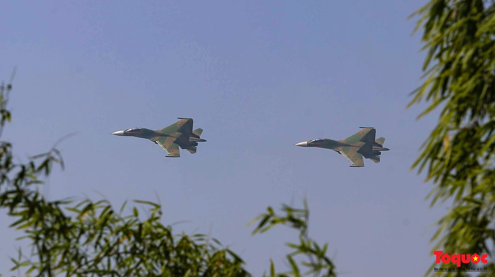 Mãn nhãn với  máy bay chiến đấu Sukhoi và trực thăng Mi thao diễn trên bầu trời Thủ đô Hà Nội - Ảnh 9.