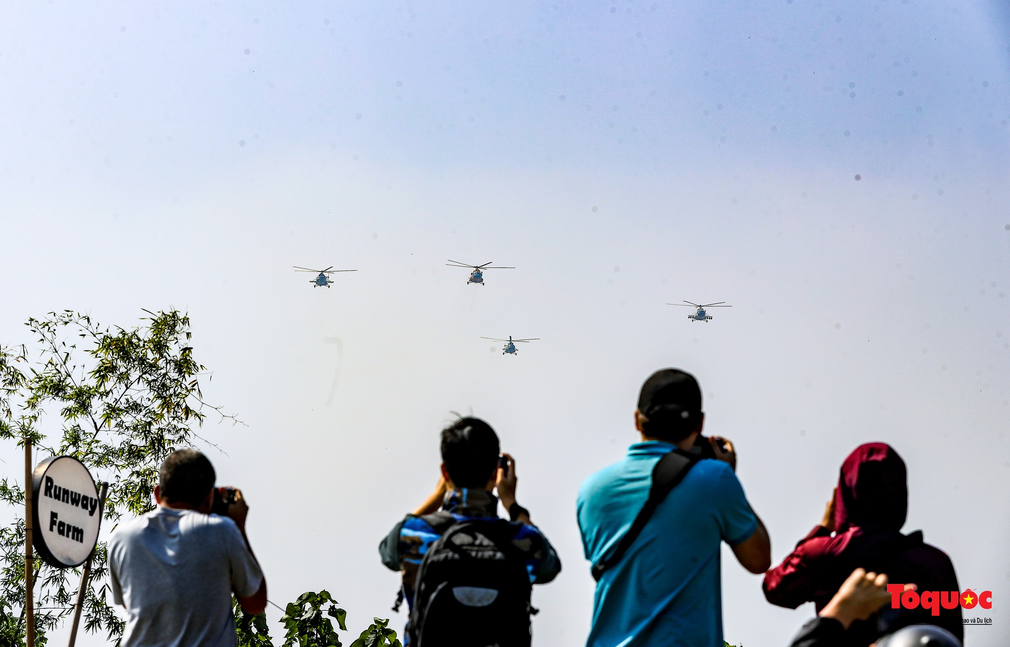 Mãn nhãn với  máy bay chiến đấu Sukhoi và trực thăng Mi thao diễn trên bầu trời Thủ đô Hà Nội - Ảnh 5.