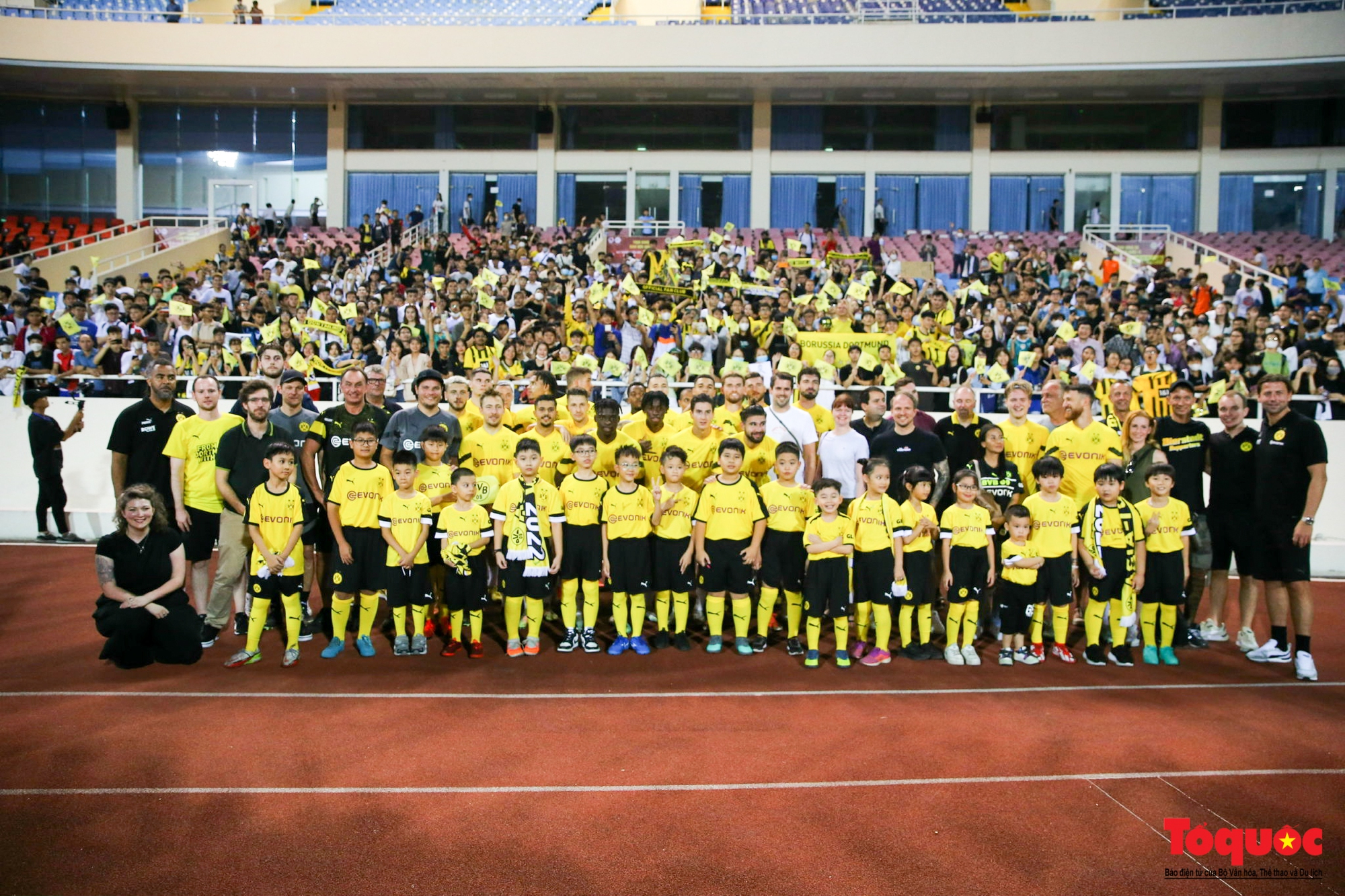 Cầu thủ Dortmund để lại ấn tượng mạnh với đông đảo khán giả trong buổi tập làm quen sân Mỹ Đình - Ảnh 15.