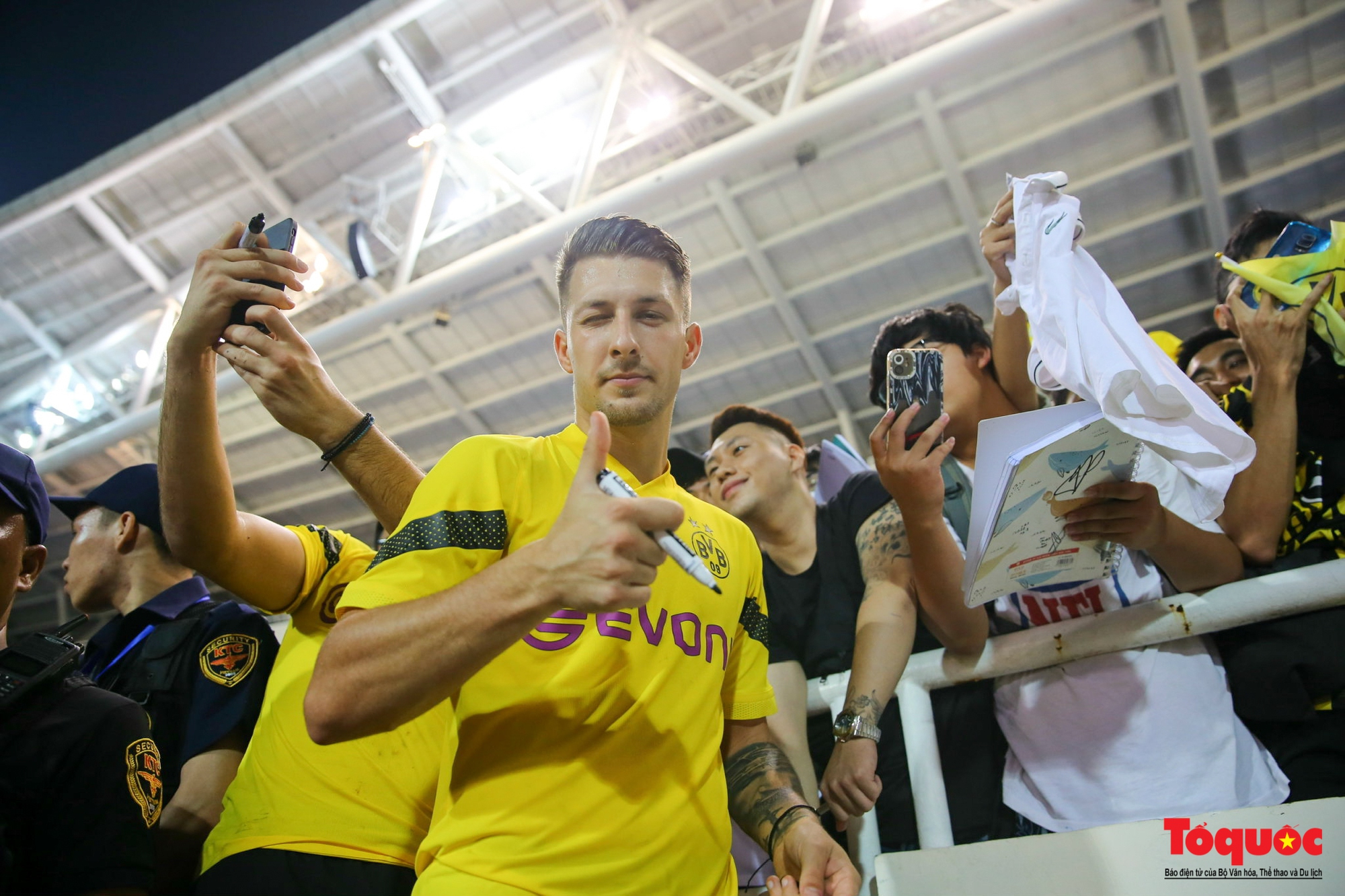 Cầu thủ Dortmund để lại ấn tượng mạnh với đông đảo khán giả trong buổi tập làm quen sân Mỹ Đình - Ảnh 10.