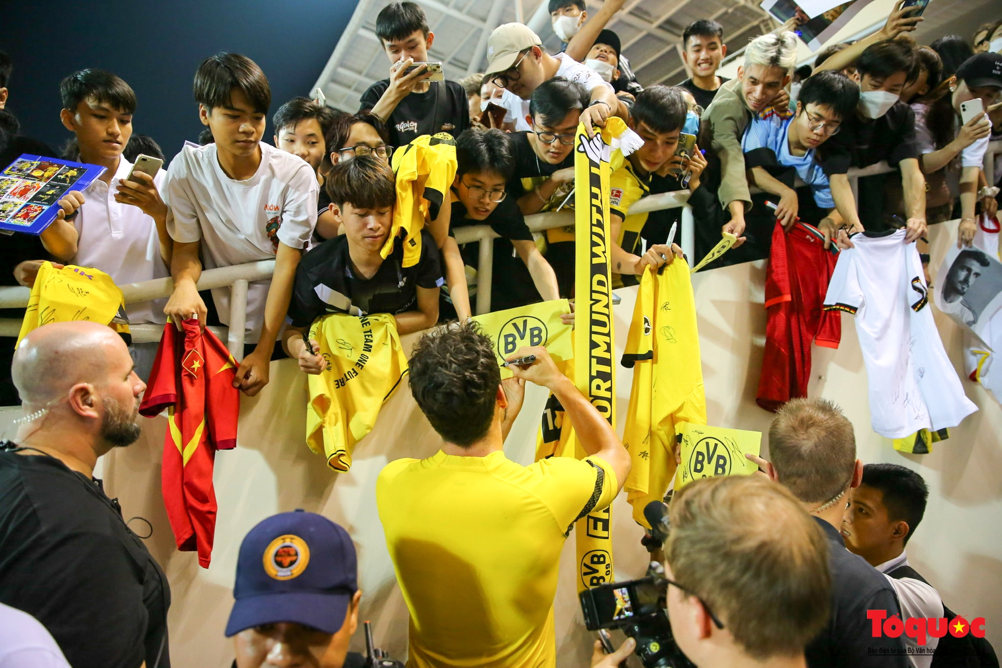 Cầu thủ Dortmund để lại ấn tượng mạnh với đông đảo khán giả trong buổi tập làm quen sân Mỹ Đình - Ảnh 12.