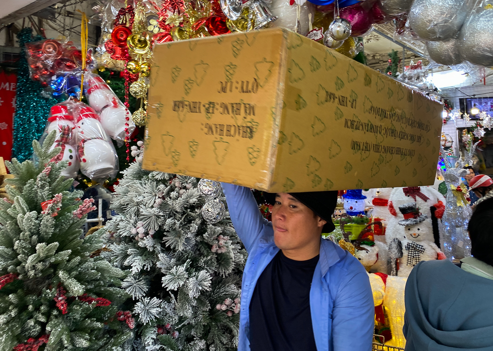 Phố Giáng sinh lớn nhất ở TP.HCM nhộn người mua sắm    - Ảnh 12.