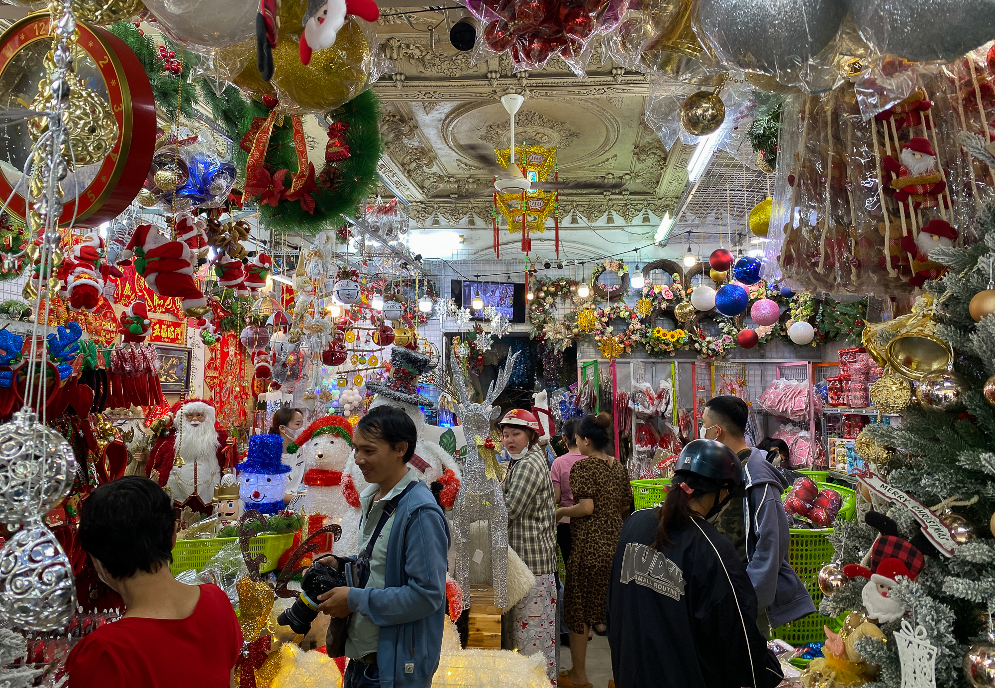 Phố Giáng sinh lớn nhất ở TP.HCM nhộn người mua sắm    - Ảnh 2.