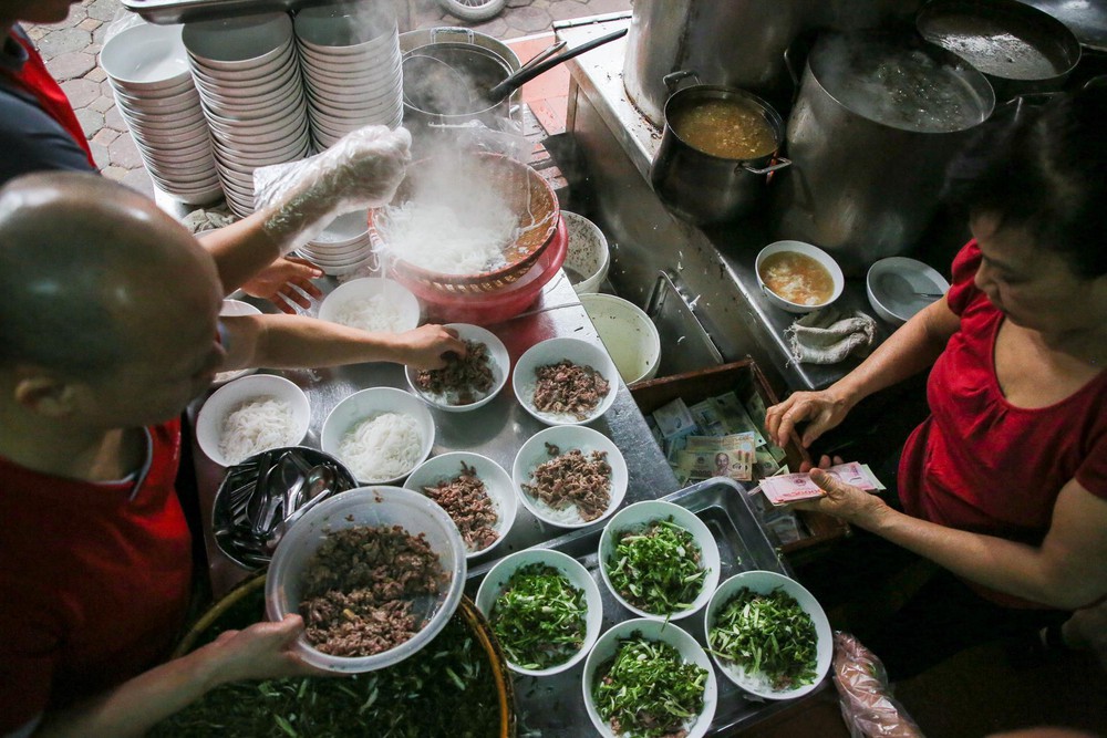 Những món ăn bình dân có giá cao ngất ngưởng ở Hà Nội nhưng vẫn cực hút khách - Ảnh 18