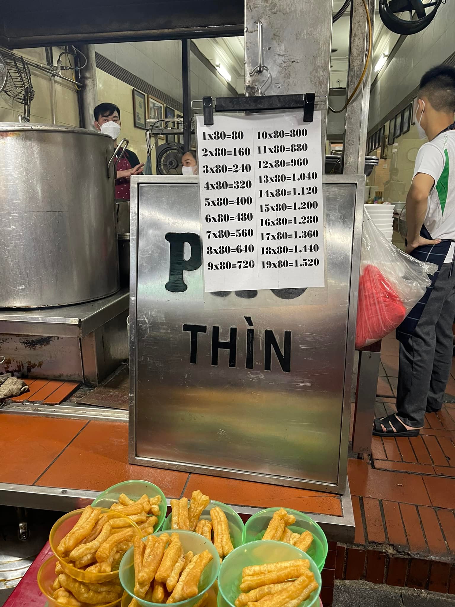 Những món ăn bình dân có giá cao ngất ngưởng ở Hà Nội nhưng vẫn cực hút khách - Ảnh 19