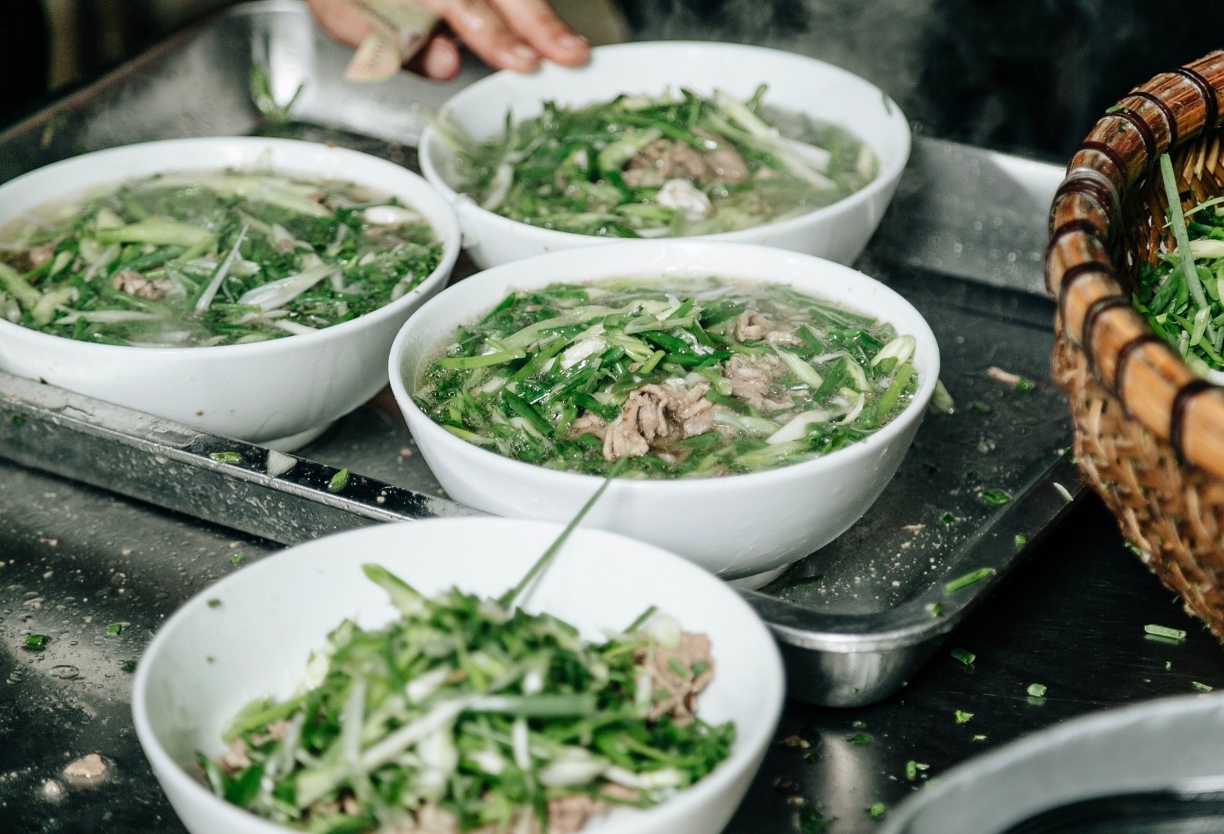Những món ăn bình dân có giá cao ngất ngưởng ở Hà Nội nhưng vẫn cực hút khách - Ảnh 17
