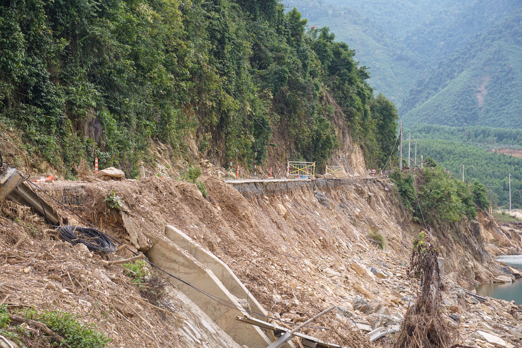 Đường hơn 700 tỷ ở Đà Nẵng chưa hoàn thiện đã nứt toác, sạt lở vì mưa lũ - Ảnh 6.