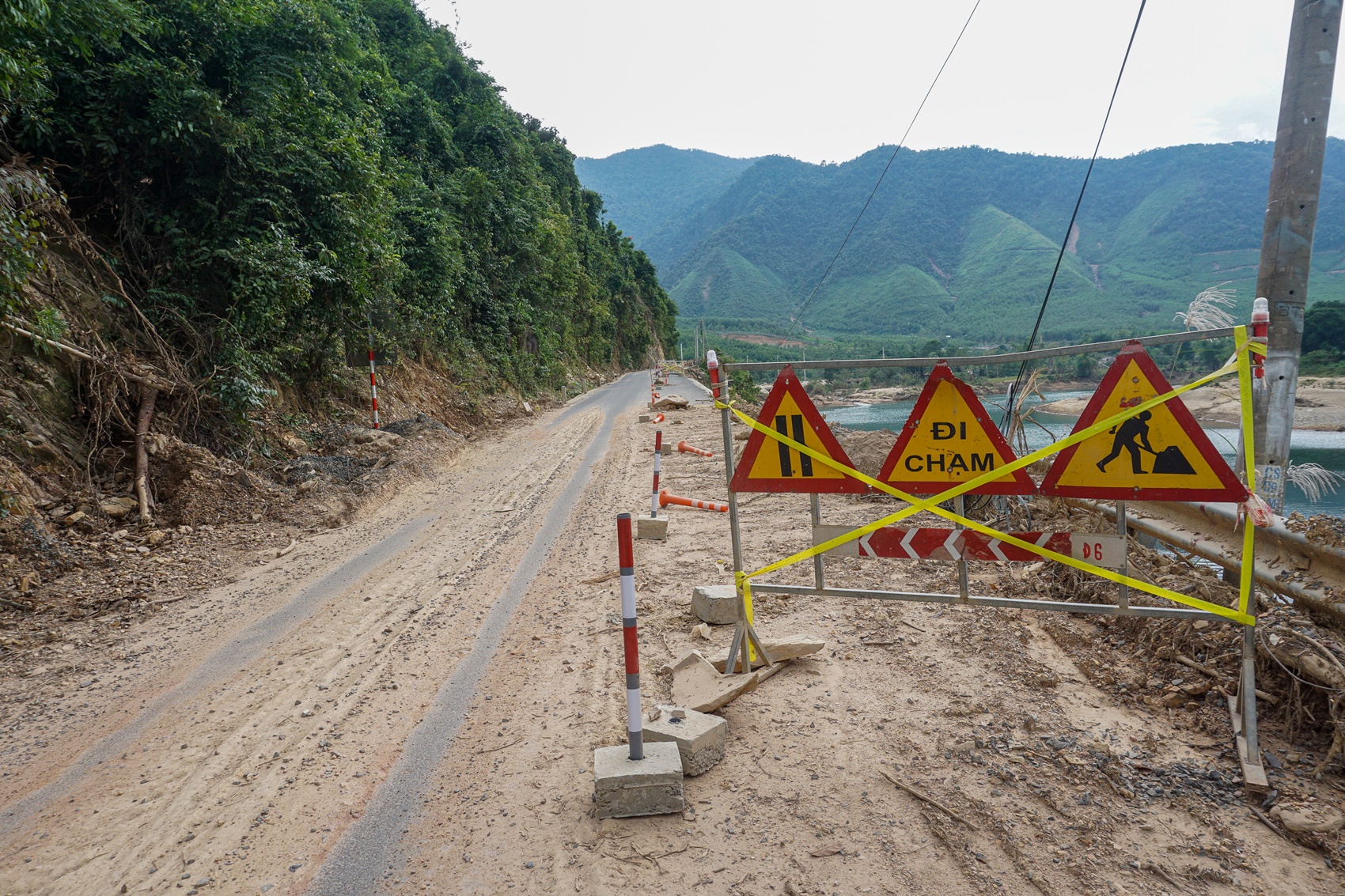 Đường hơn 700 tỷ ở Đà Nẵng chưa hoàn thiện đã nứt toác, sạt lở vì mưa lũ - Ảnh 10.