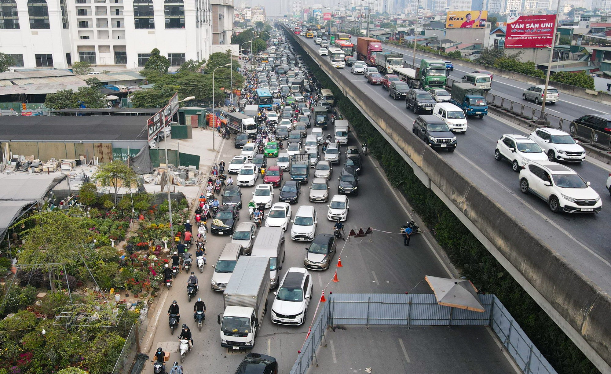 Ảnh: &quot;Lô cốt&quot; bủa vây đường Nguyễn Xiển, người dân chật vật vượt ùn tắc - Ảnh 2.