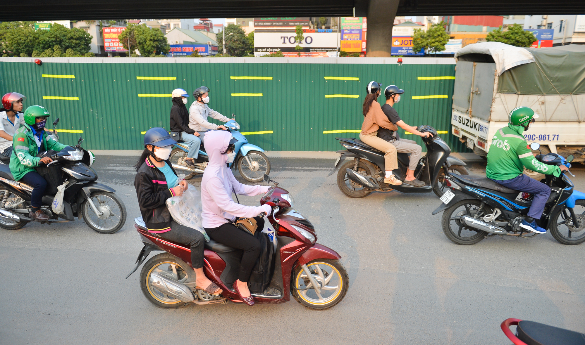 Ảnh: &quot;Lô cốt&quot; bủa vây đường Nguyễn Xiển, người dân chật vật vượt ùn tắc - Ảnh 7.