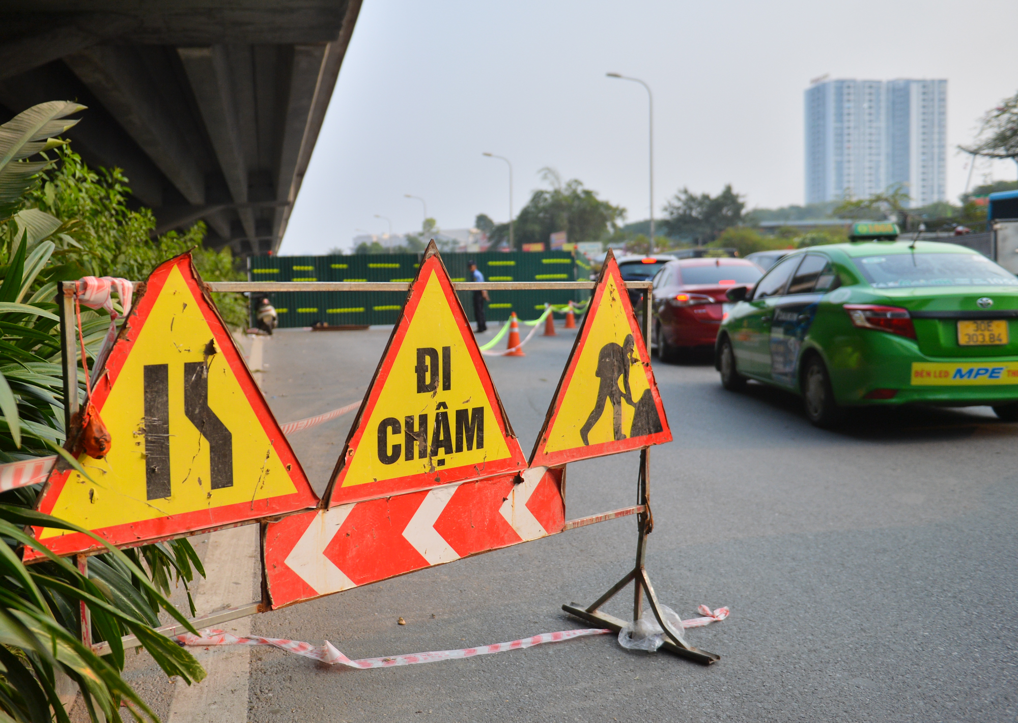 Ảnh: &quot;Lô cốt&quot; bủa vây đường Nguyễn Xiển, người dân chật vật vượt ùn tắc - Ảnh 11.