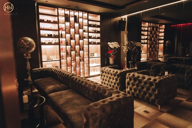 Huy.N lounge: Chiêm ngưỡng vẻ đẹp quyến rũ dưới màn đêm  - Ảnh 1.