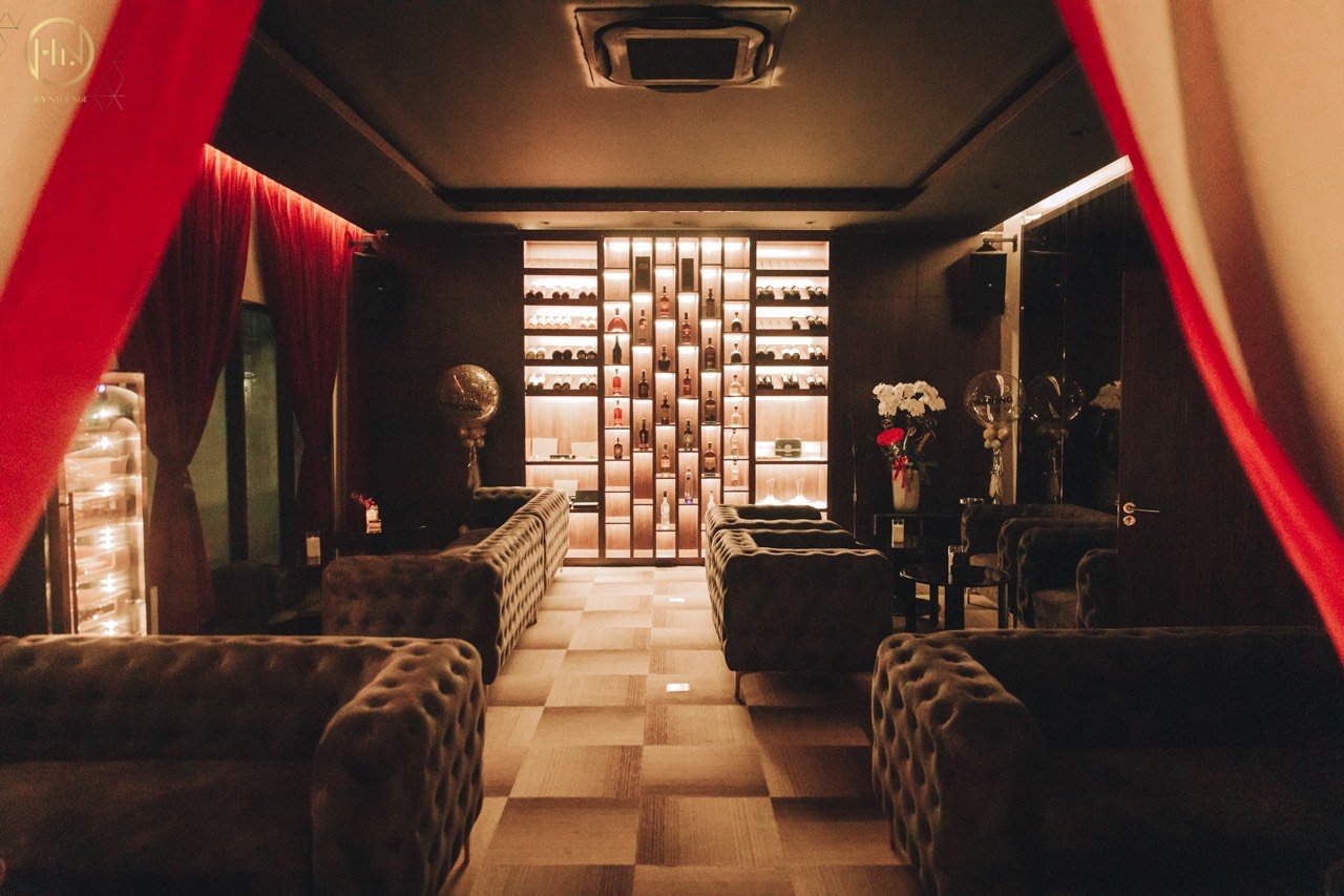 Huy.N lounge: Chiêm ngưỡng vẻ đẹp quyến rũ dưới màn đêm  - Ảnh 2.