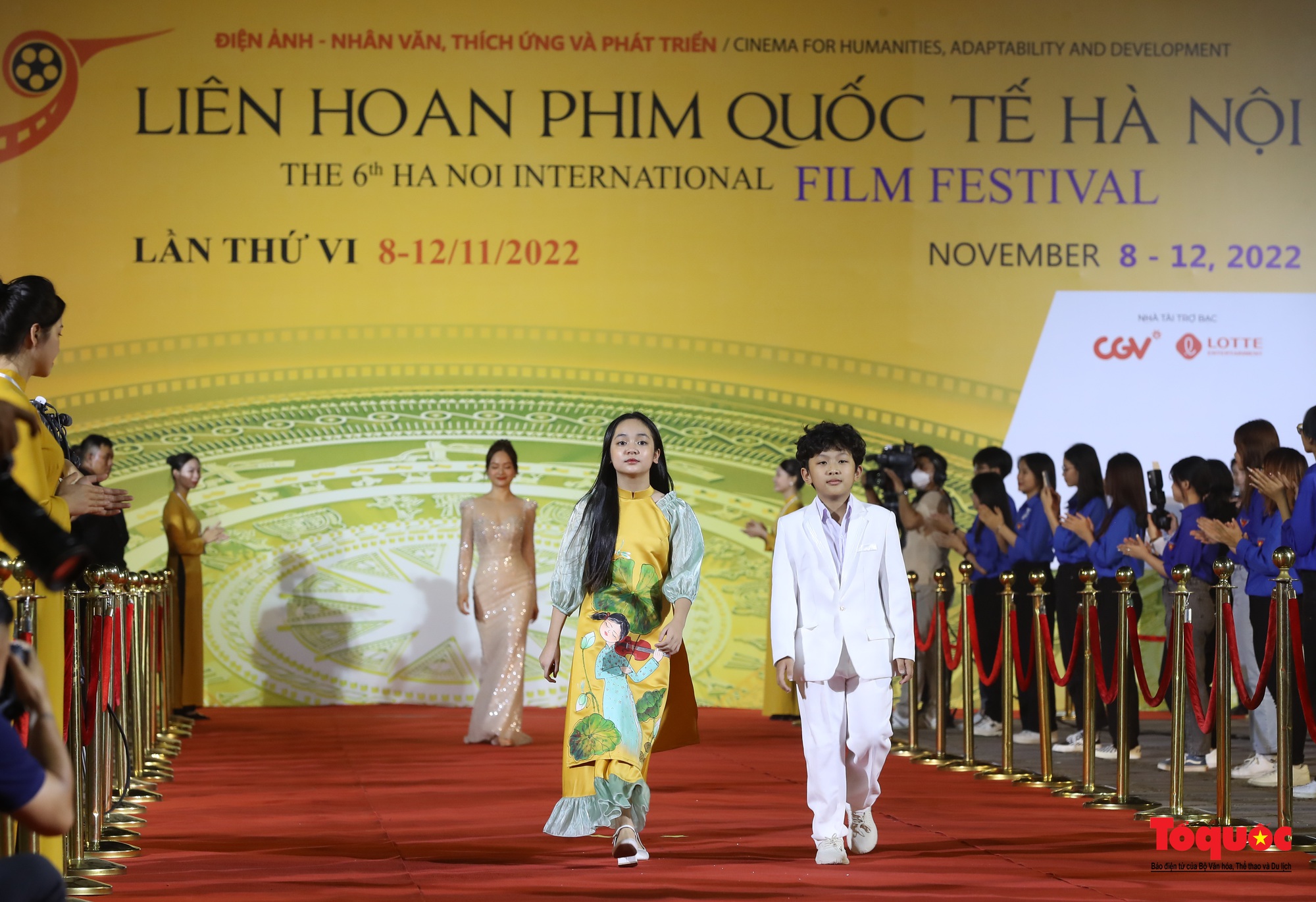 Dàn sao dự thảm đỏ Liên hoan phim quốc tế Hà Nội 2022 - Ảnh 16.