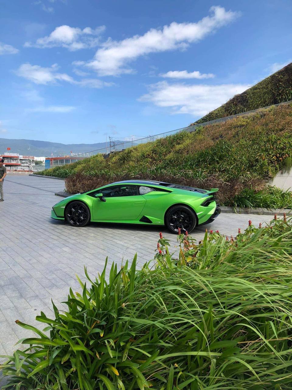 Chiếc xe Lamborghini Huracan Tecnica đầy sức mạnh luôn là một trong những biểu tượng của đẳng cấp. Hình ảnh chân thực và sống động sẽ giúp bạn cảm nhận được những đường kính hoành tráng và phong cách tuyệt vời của chiếc xe này.