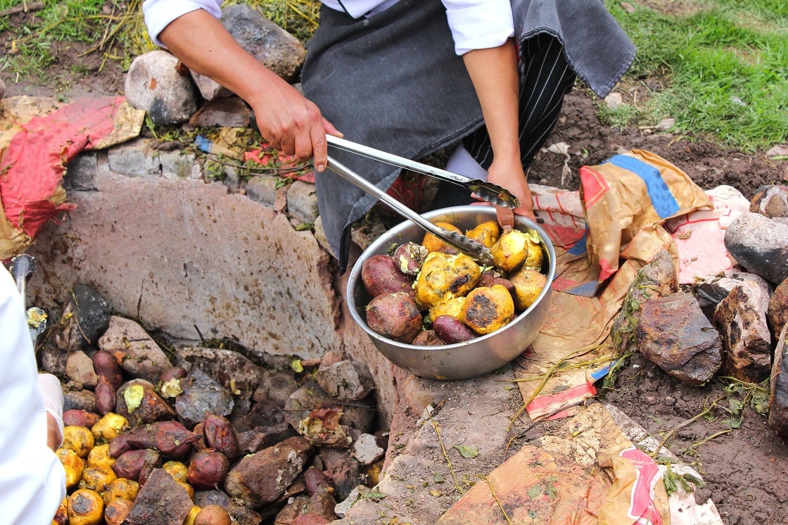 Món ăn nóng hổi từ dưới lòng đất của đất nước Peru khiến thực khách ấn tượng khó phai - Ảnh 4.