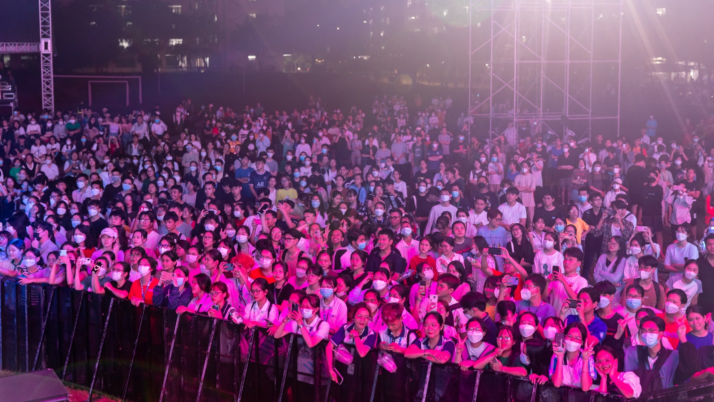 MONO tập luyện cho Lazada SuperShow 11.11 cứ ngỡ mở concert riêng: hàng nghìn khán giả chen kín mặt sân cùng “ú oà” với thần tượng - Ảnh 1.