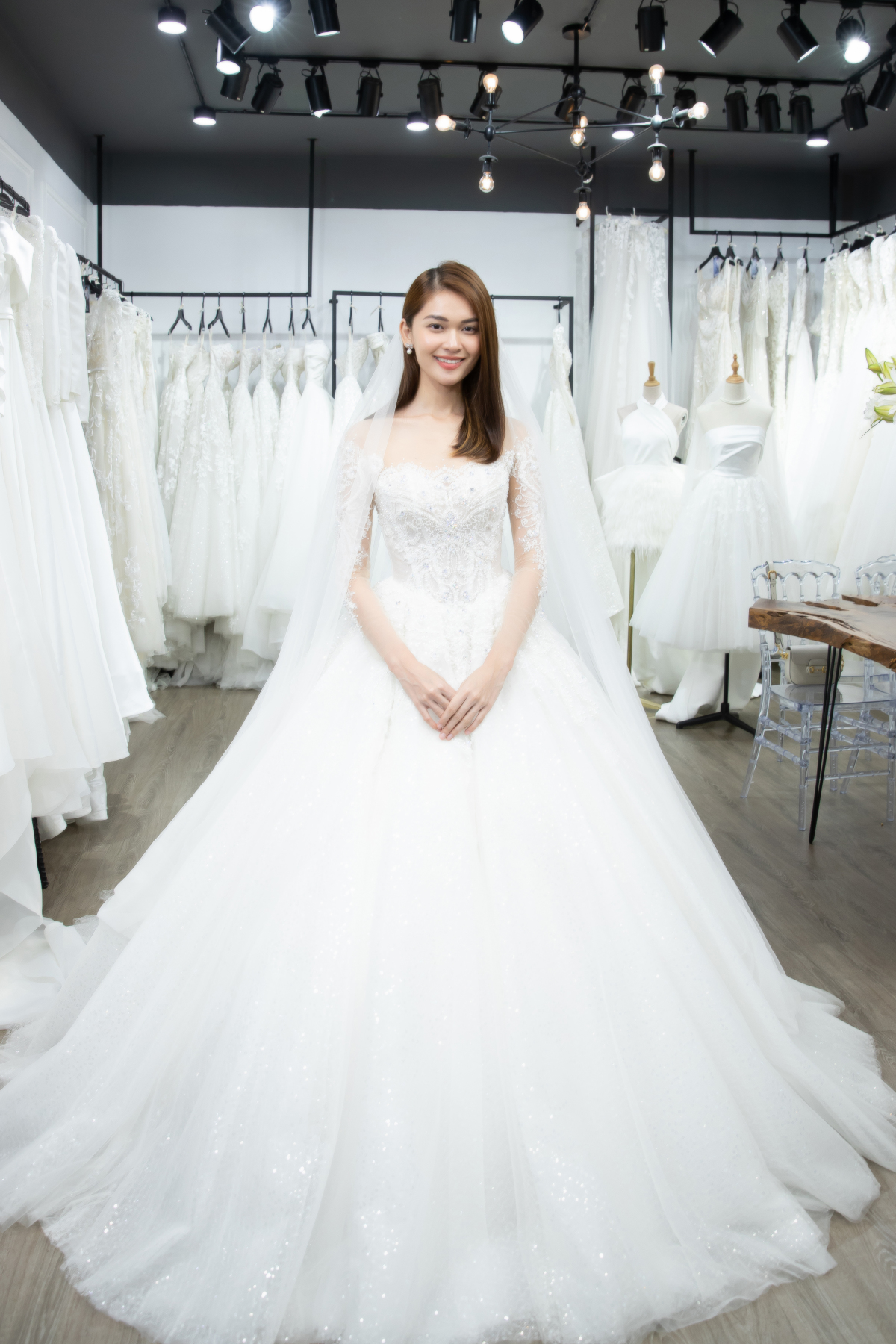 Á hậu Thuỳ Dung khoe nhan sắc mỹ miều khi thử váy cưới, hé lộ điều đặc biệt về dàn dâu phụ - Ảnh 3.