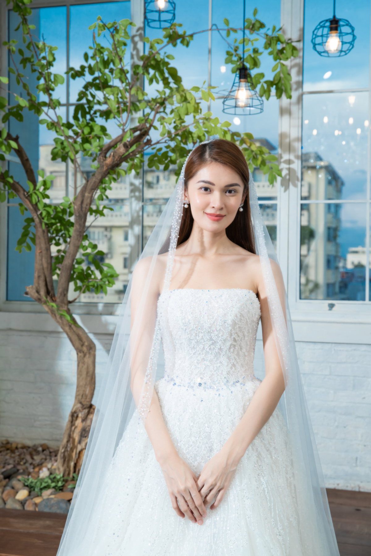 Á hậu Thuỳ Dung khoe nhan sắc mỹ miều khi thử váy cưới, hé lộ điều đặc biệt về dàn dâu phụ - Ảnh 6.