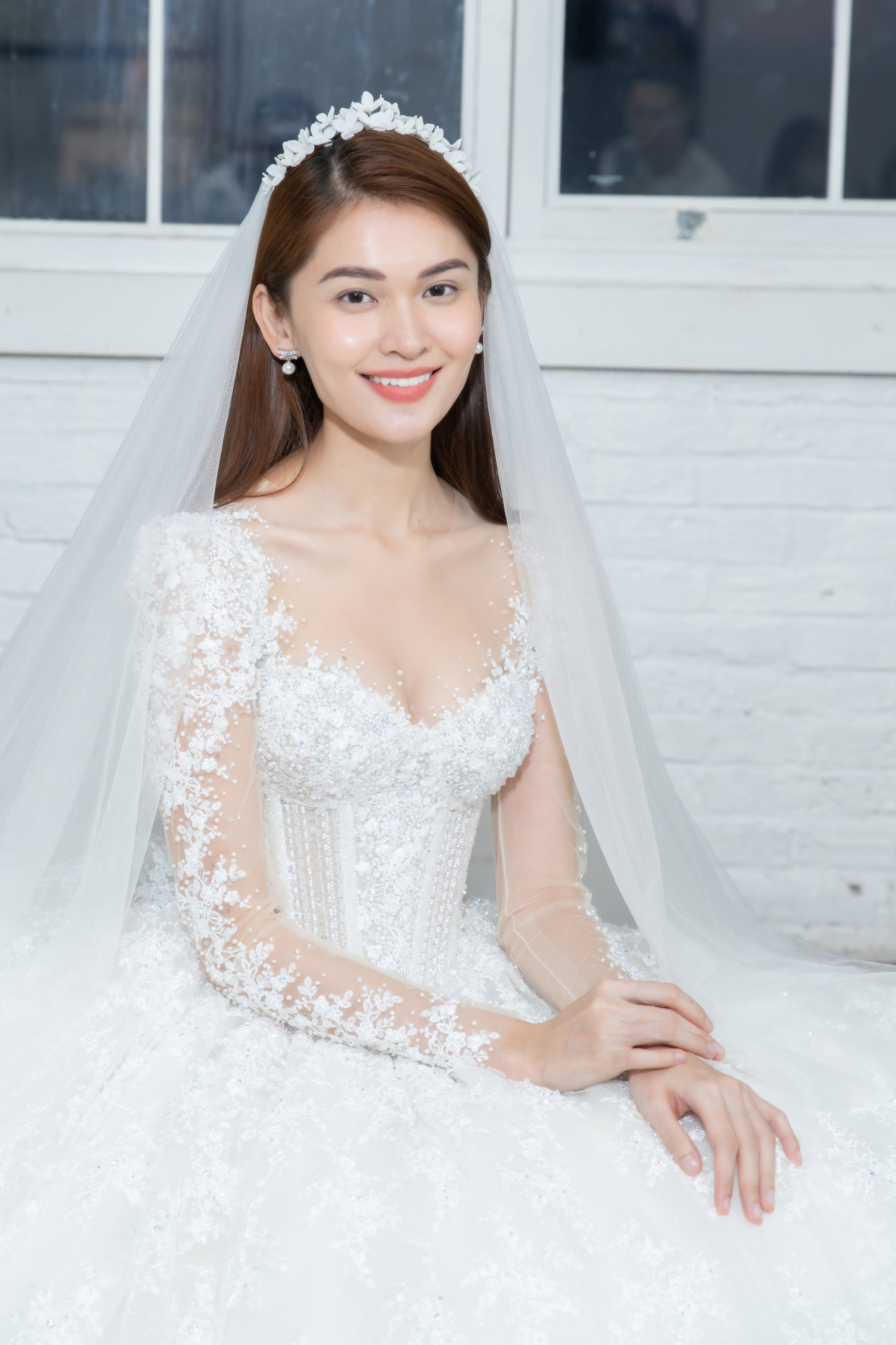 Á hậu Thuỳ Dung khoe nhan sắc mỹ miều khi thử váy cưới, hé lộ điều đặc biệt về dàn dâu phụ - Ảnh 5.
