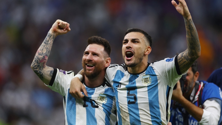 Sự thật đằng sau màn ăn mừng của Lionel Messi trước tuyển Hà Lan