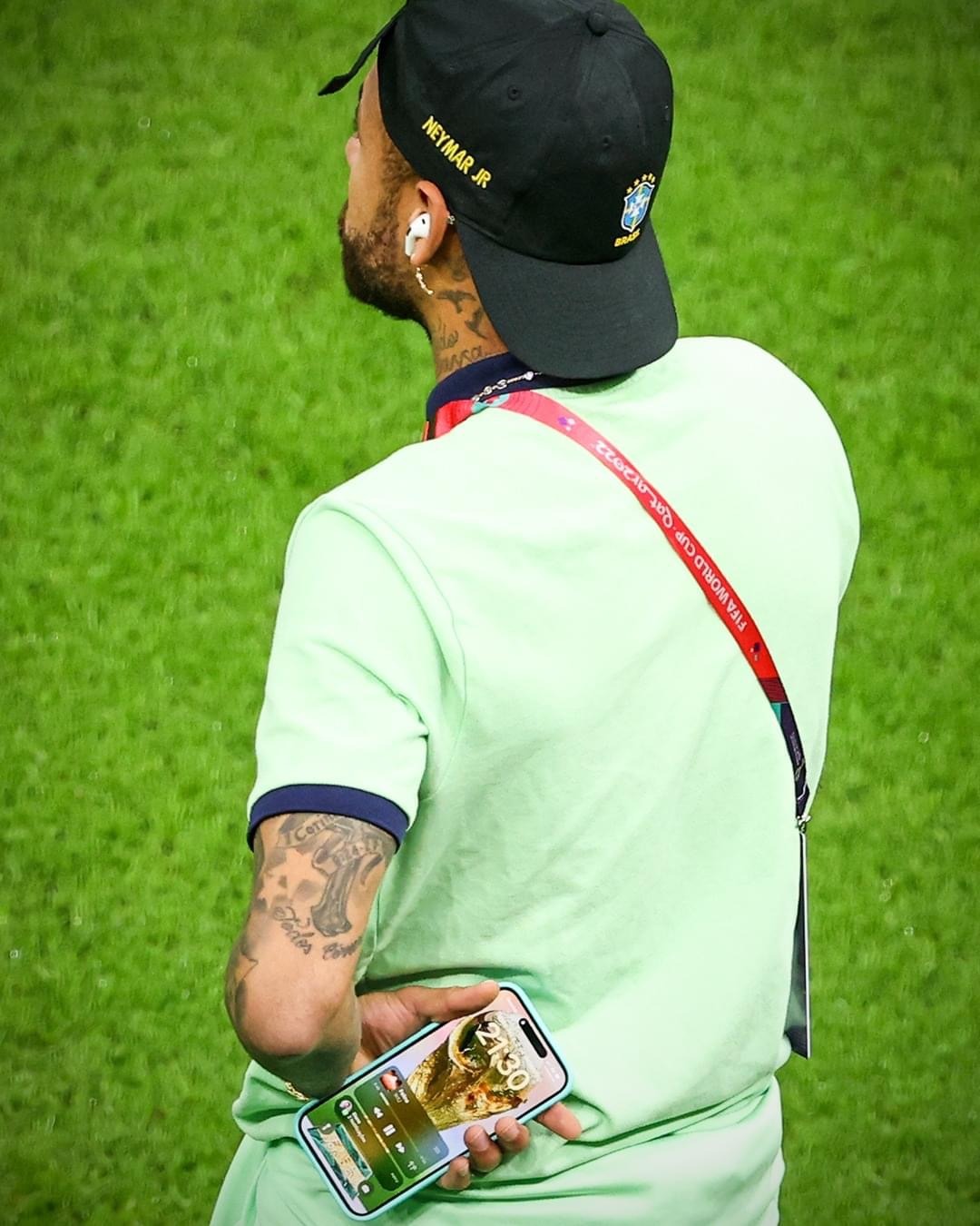 Neymar buồn là điều không hay khi một trong những cầu thủ xuất sắc và yêu thích nhất thế giới phải đối mặt với những cảm xúc trái ngược. Hãy tìm hiểu nguyên nhân và ủng hộ Neymar để anh sớm vượt qua khó khăn và trở lại sân cỏ với phong độ tốt nhất.