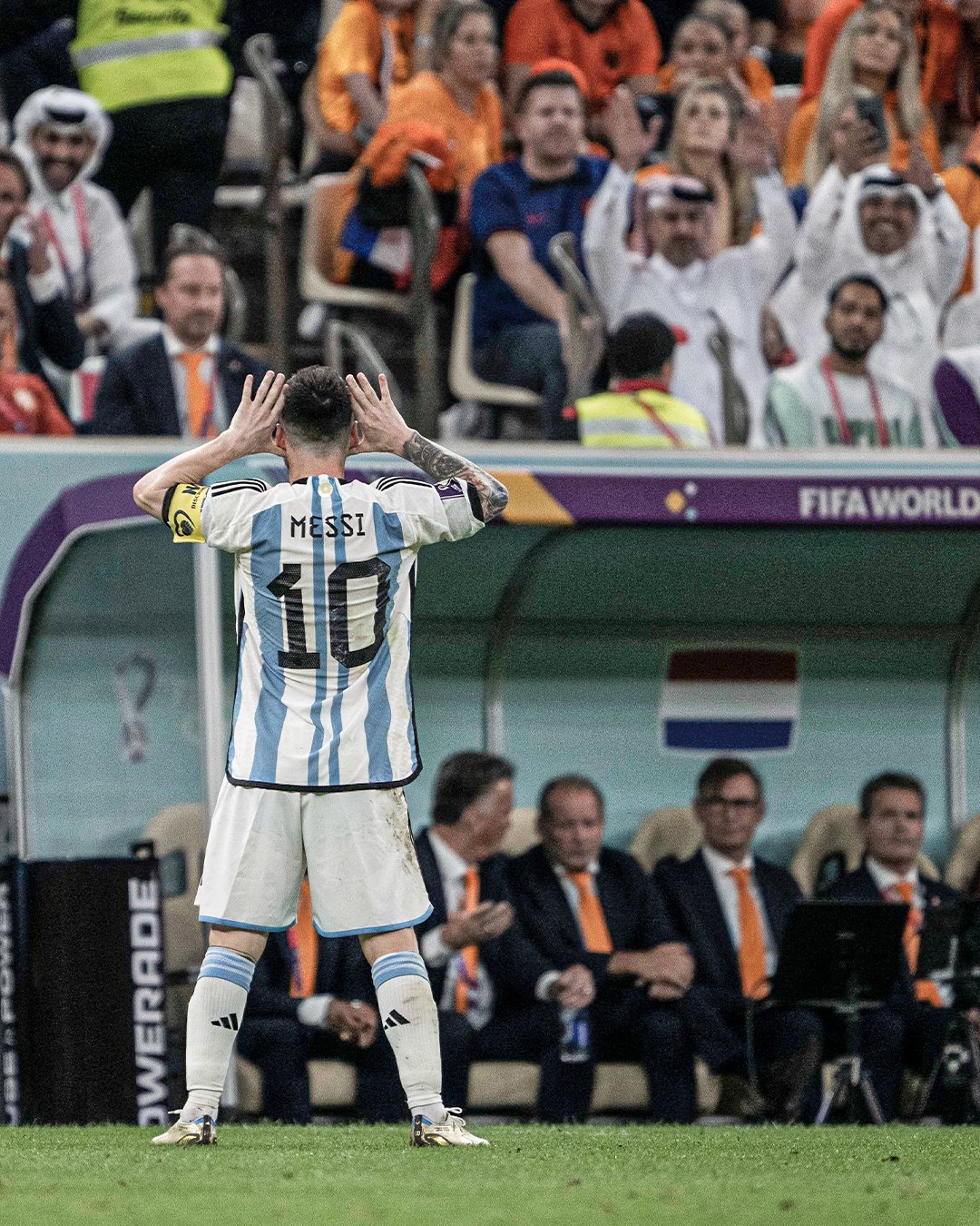 Khung hình chiếc cúp đang được đưa lên cao, bao trùm bởi không khí hân hoan của đồng đội cùng người hâm mộ, và trong lòng sân, Messi đang ăn mừng chiến thắng trong niềm vui sướng mãn nguyện! Hãy chiêm ngưỡng ảnh Messi ăn mừng để cảm nhận niềm hạnh phúc đó như thế nào nhé!