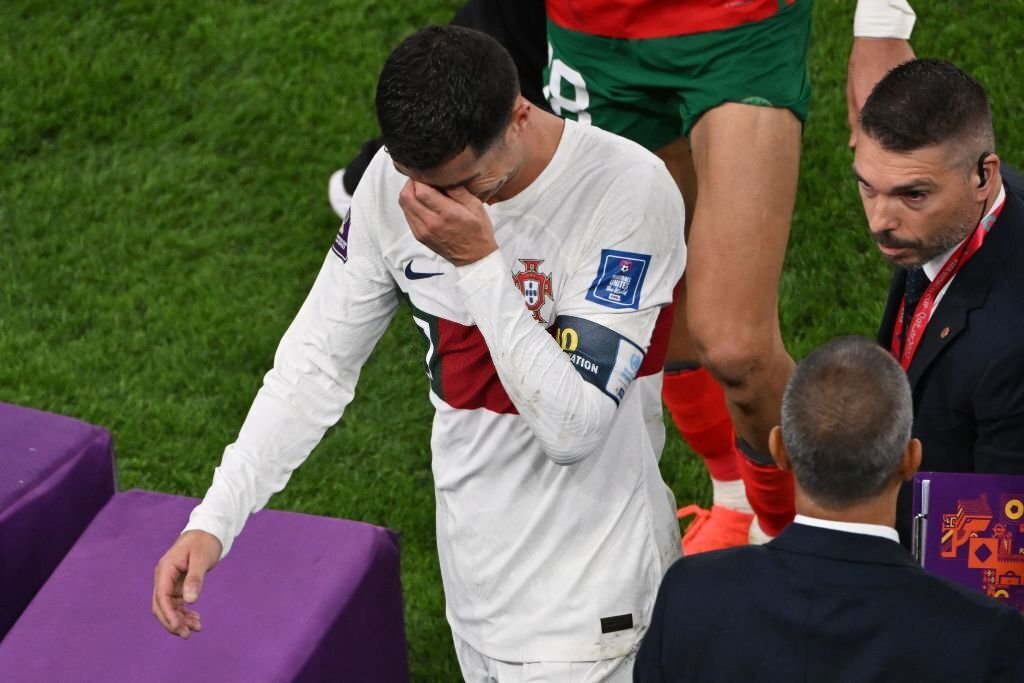 Ronaldo, người hùng của đội tuyển Bồ Đào Nha và của cả thế giới bóng đá, đã bật khóc nức nở khi bị loại khỏi World Cup. Xem hình ảnh để cảm nhận sự xúc động và sự hy vọng đang từng bước trở lại trong tâm trí anh.