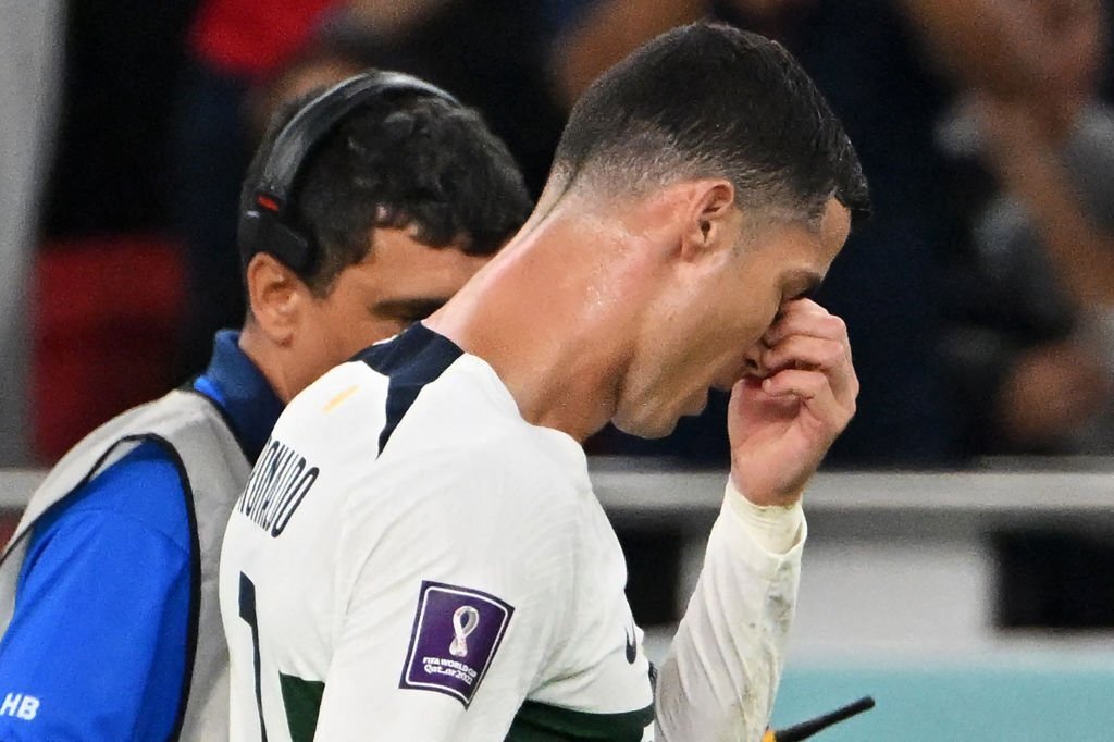 Ronaldo đã từng khóc nức nở sau khi đội tuyển Bồ Đào Nha bị loại khỏi World Cup. Đó là một khoảnh khắc cảm xúc đầy xúc động và đầy ý nghĩa. Xem hình ảnh liên quan để đồng cảm với sự thất vọng và hy vọng của những nhà vô địch.