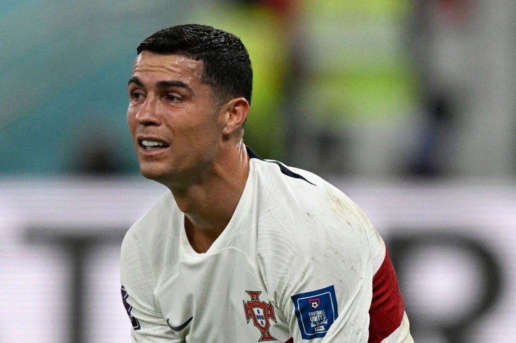 Ronaldo - Chúng ta hãy cùng nhìn lại hình ảnh của Ronaldo sau khi đội tuyển Bồ Đào Nha bị loại khỏi World Cup. Dù rất chơi đẹp, nhưng đội bóng của anh vẫn không thể vượt qua được đối thủ. Hãy đón xem những phút cuối của trận đấu và cả những phản ứng của các CĐV.