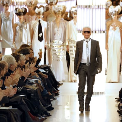 Huyền thoại Karl Lagerfeld: Ông hoàng thời trang tôn thờ cái đẹp và nguyện phụng sự phụ nữ - Ảnh 4.