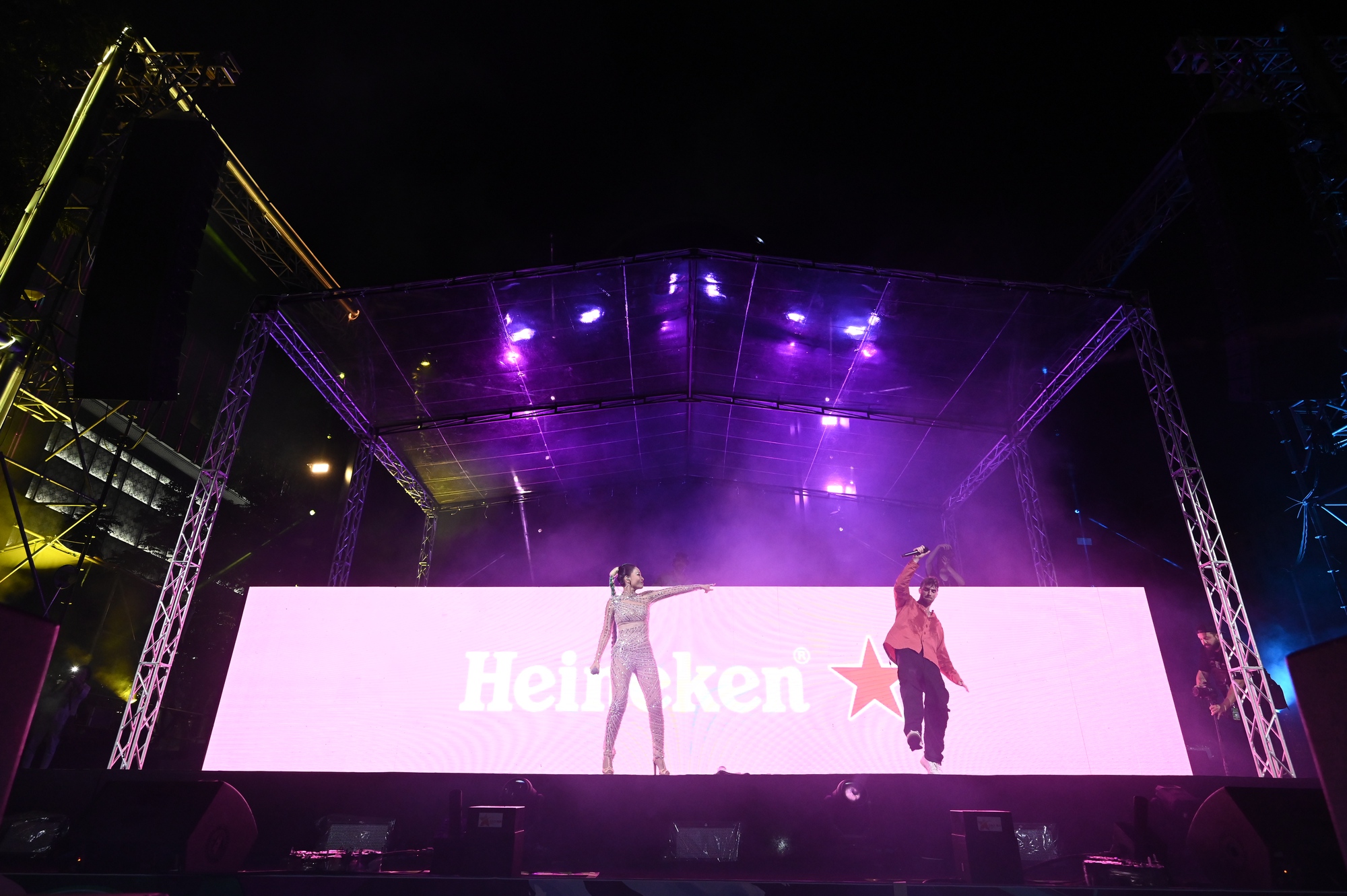 Thu Minh, Karik tương tác đốt cháy sân khấu Heineken Refresh cùng bộ đôi The Chainsmokers - Ảnh 7.