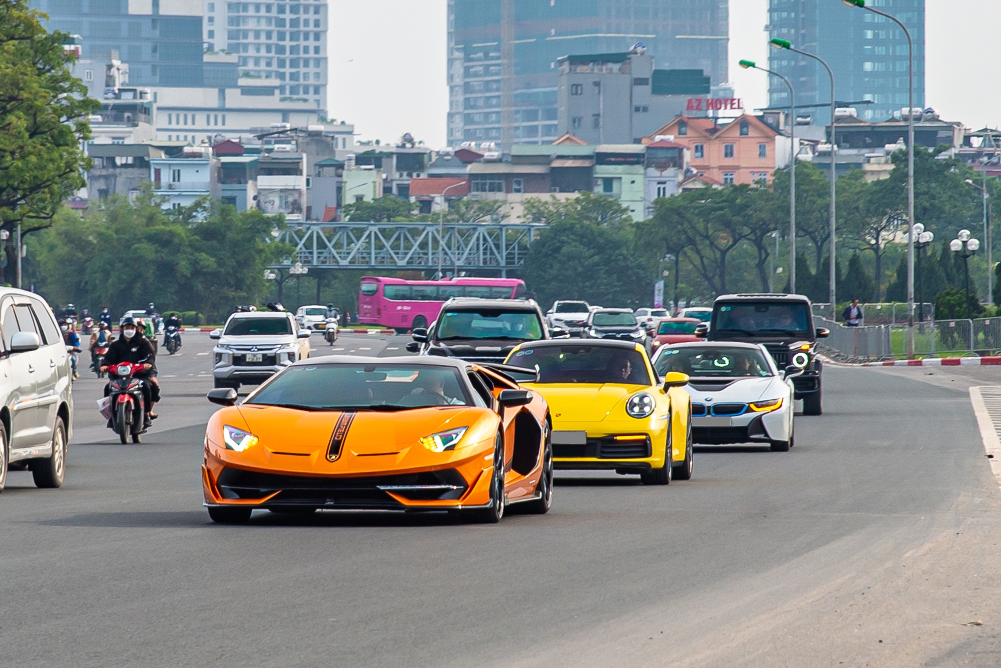 Dàn siêu xe, xe sang hàng chục tỷ đồng diễu hành trên đường phố Hà Nội - Ảnh 1.