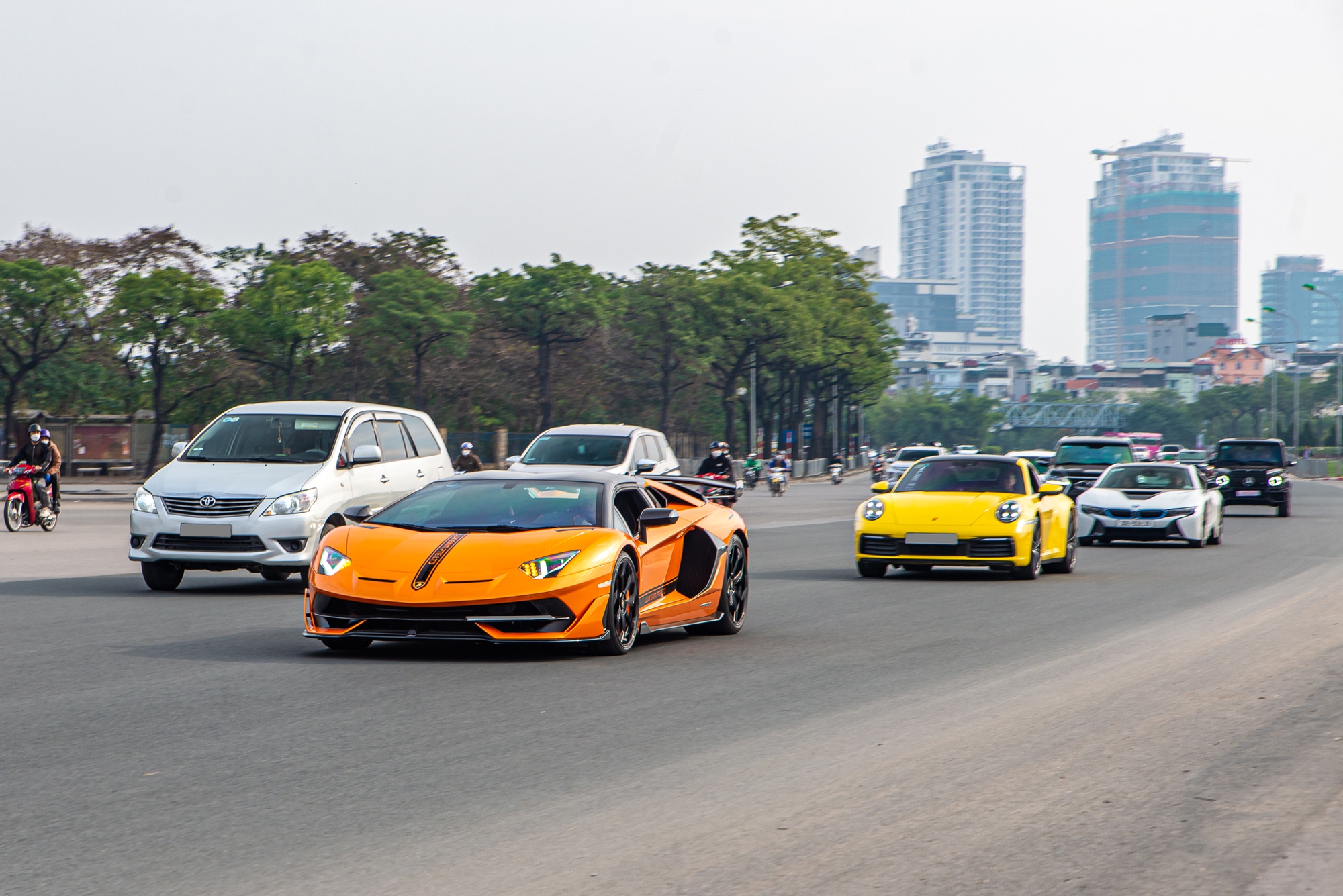 Dàn siêu xe, xe sang hàng chục tỷ đồng diễu hành trên đường phố Hà Nội - Ảnh 2.