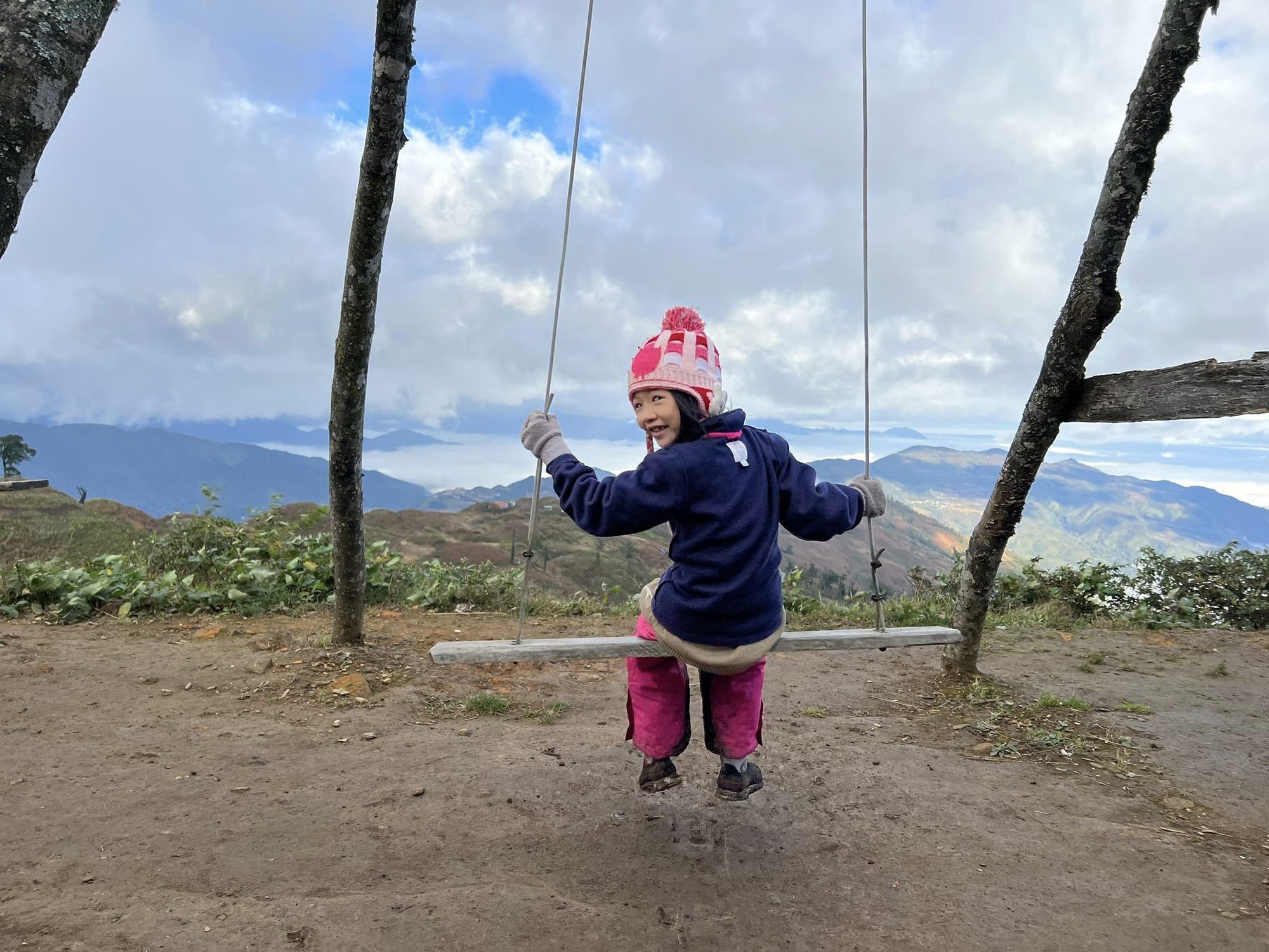 Bé gái 7 tuổi chinh phục núi Lảo Thẩn, chia sẻ hình ảnh săn mây tuyệt đẹp tại &quot;nóc nhà của Y Tý&quot; - Ảnh 5.