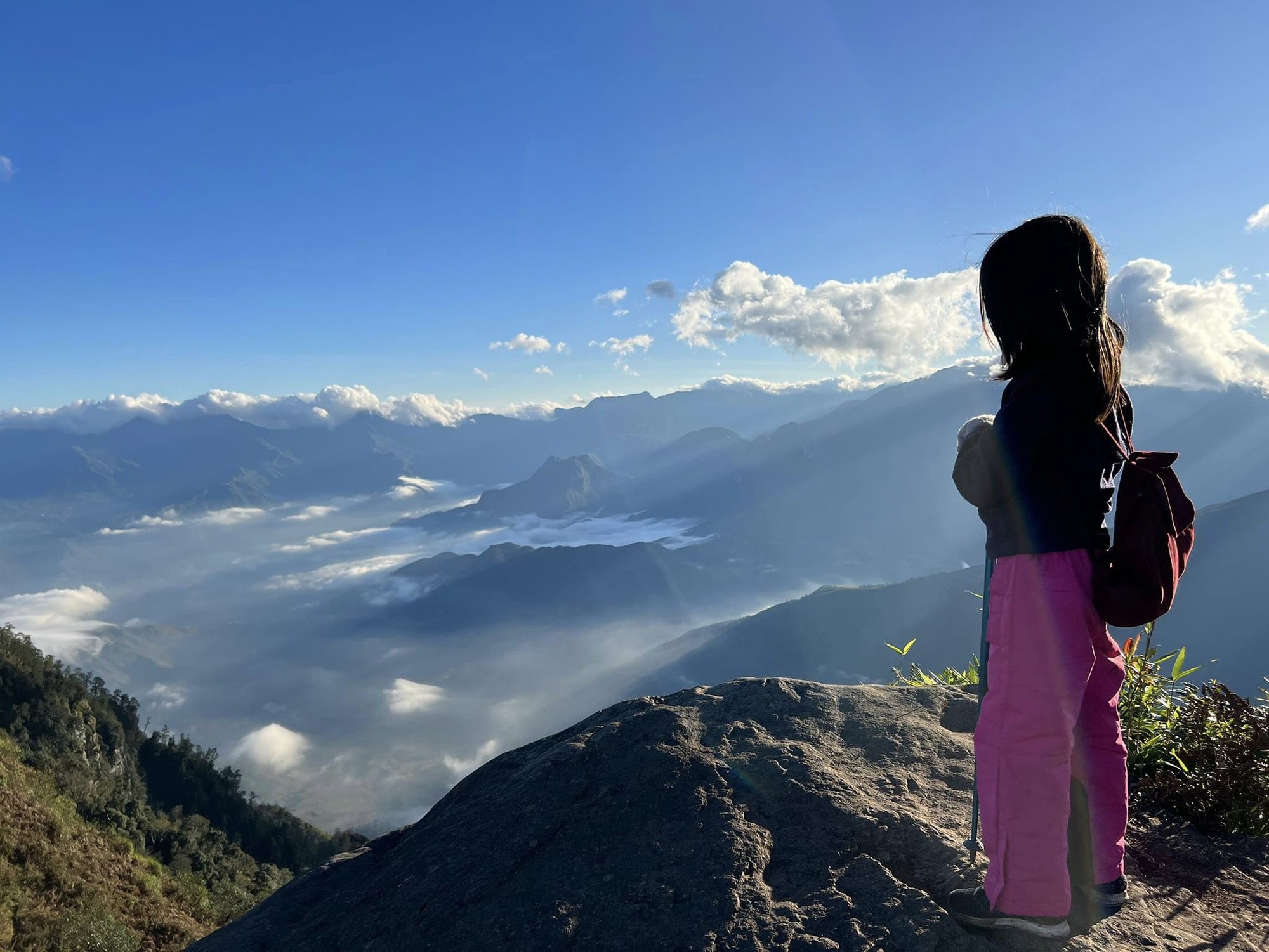 Bé gái 7 tuổi chinh phục núi Lảo Thẩn, chia sẻ hình ảnh săn mây tuyệt đẹp tại &quot;nóc nhà của Y Tý&quot; - Ảnh 3.