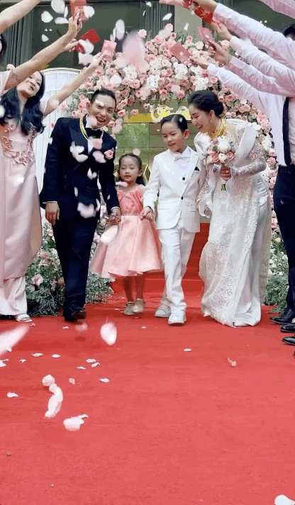 Dàn nhóc tỳ dự tiệc cưới của bố mẹ: 2 con của Khánh Thi đáng yêu, 1 bé lần đầu được công khai  - Ảnh 1.