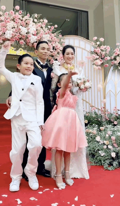 Dàn nhóc tỳ dự tiệc cưới của bố mẹ: 2 con của Khánh Thi đáng yêu, 1 bé lần đầu được công khai  - Ảnh 2.