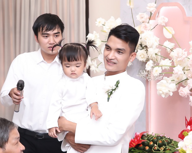 Dàn nhóc tỳ dự tiệc cưới của bố mẹ: 2 con của Khánh Thi đáng yêu, 1 bé lần đầu được công khai  - Ảnh 5.