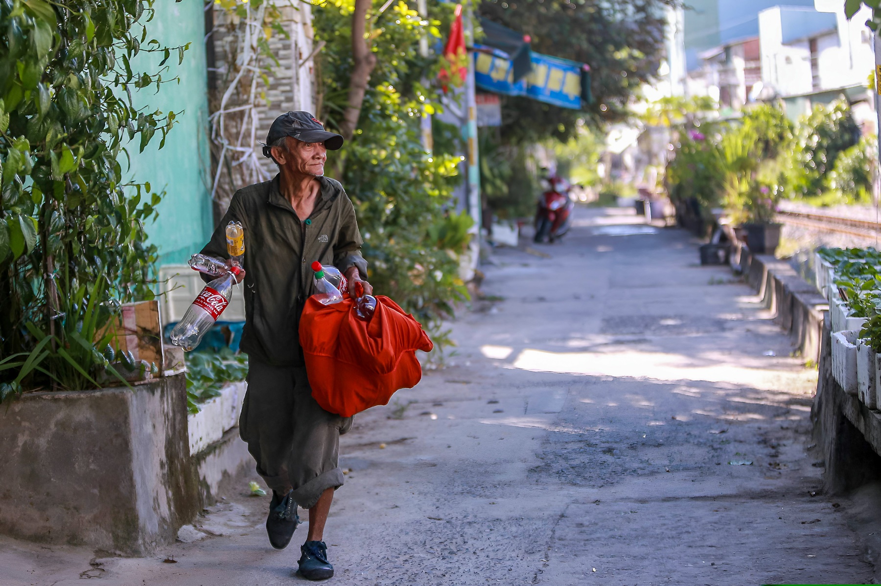 Ông Lợi “barie” 20 năm canh “ngã tư tử thần” ở xóm trọ sinh viên - Ảnh 2.