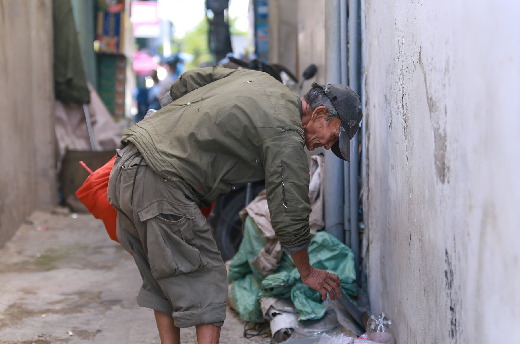 Ông Lợi “barie” 20 năm canh “ngã tư tử thần” ở xóm trọ sinh viên - Ảnh 12.