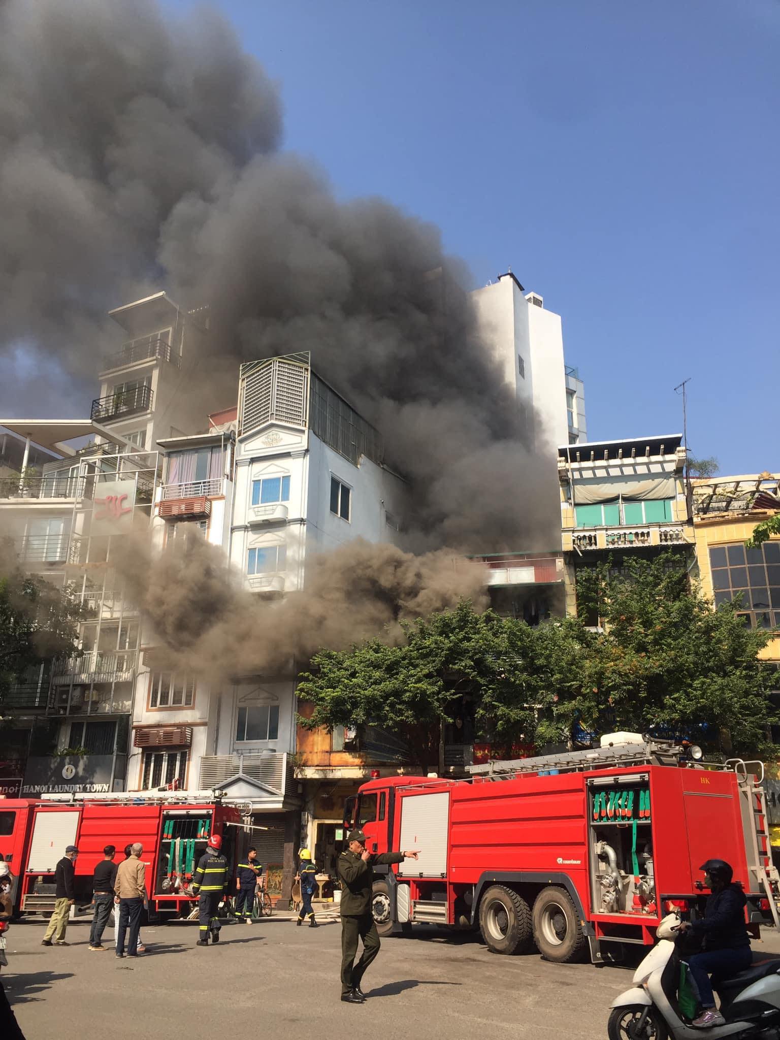 Hà Nội: Cháy lớn trên phố Hàng Bông gây mất điện, huy động nhiều xe cứu hỏa - Ảnh 1.