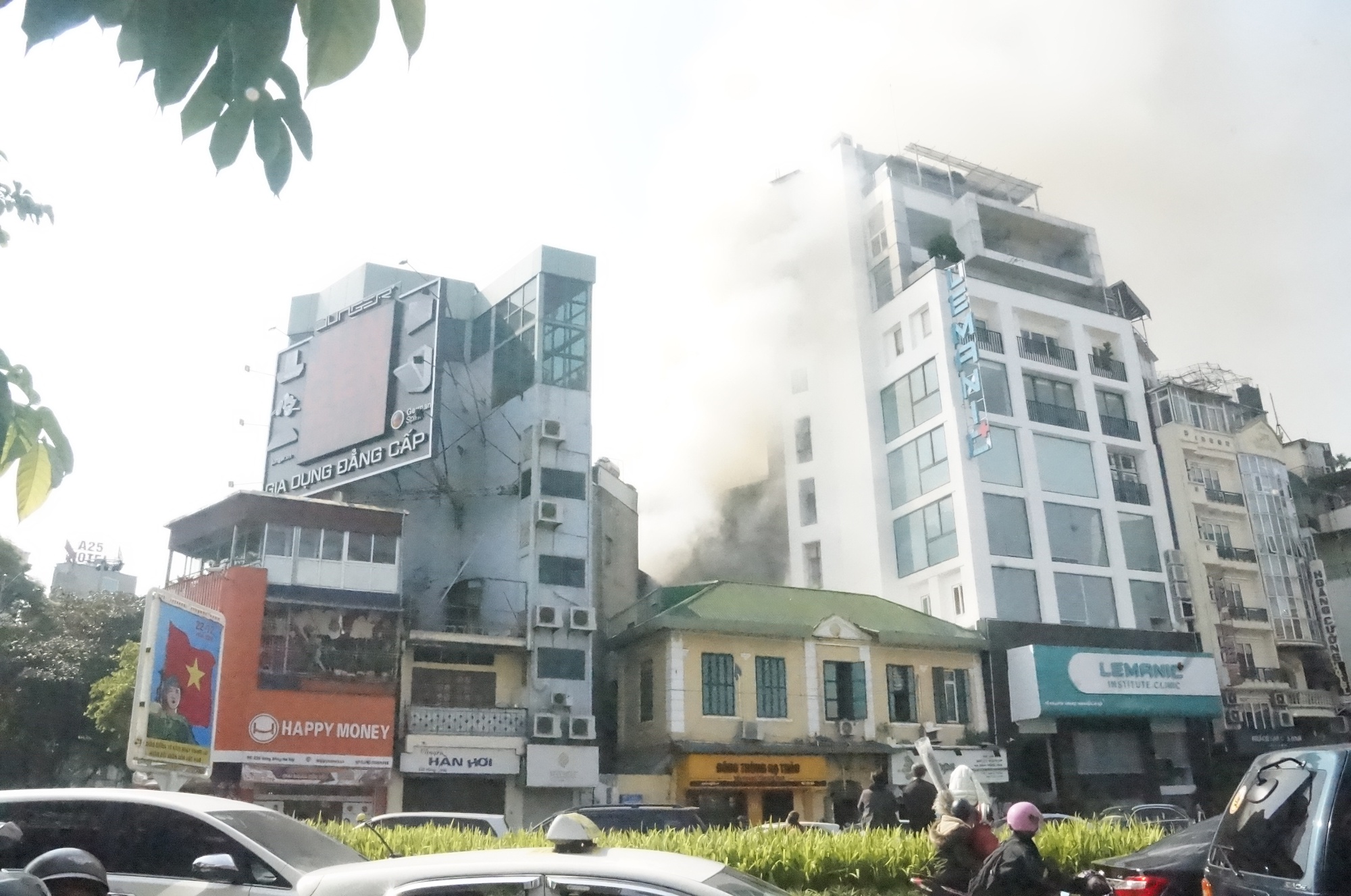 Hà Nội: Cháy lớn tại phố cửa Nam, nhiều xe cứu hỏa được huy động - Ảnh 3.
