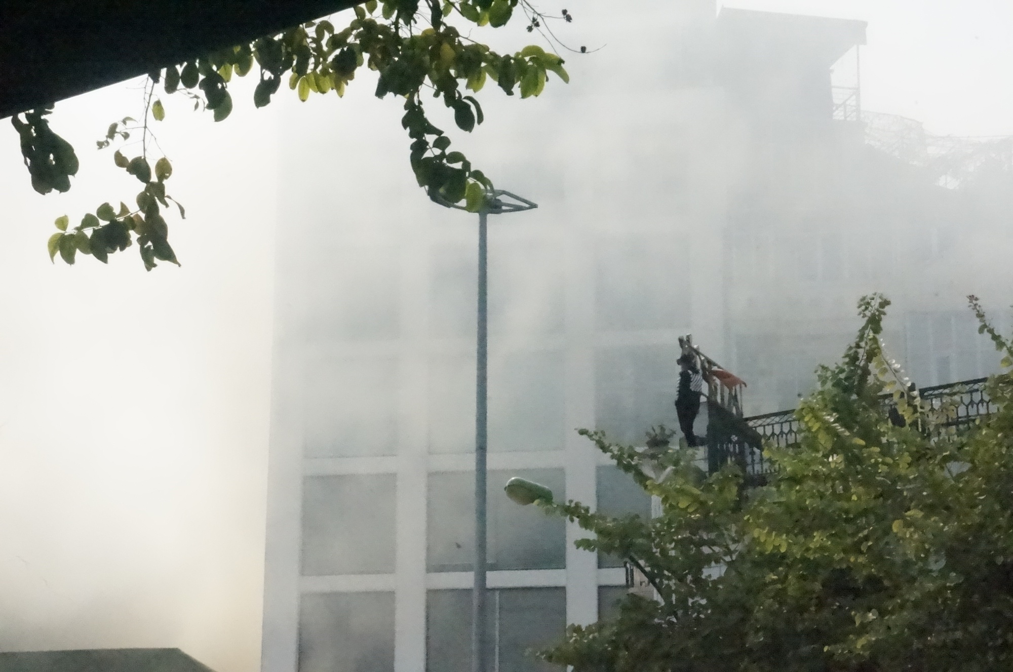 Hà Nội: Cháy lớn tại phố cửa Nam, nhiều xe cứu hỏa được huy động - Ảnh 5.