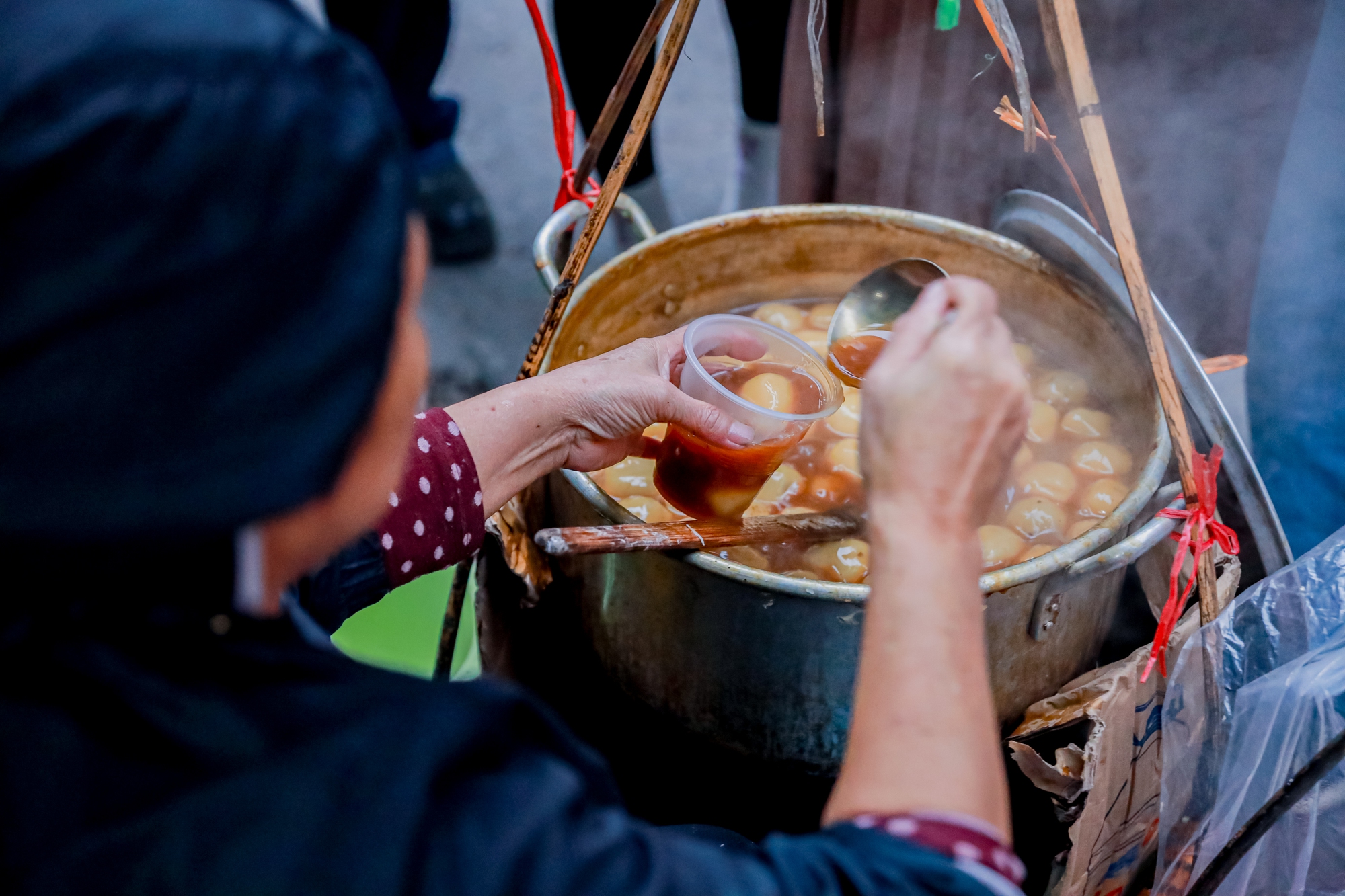 Quán bánh trôi tàu gần 30 năm ở Hà Nội gìn giữ hương vị truyền thống - Ảnh 7.
