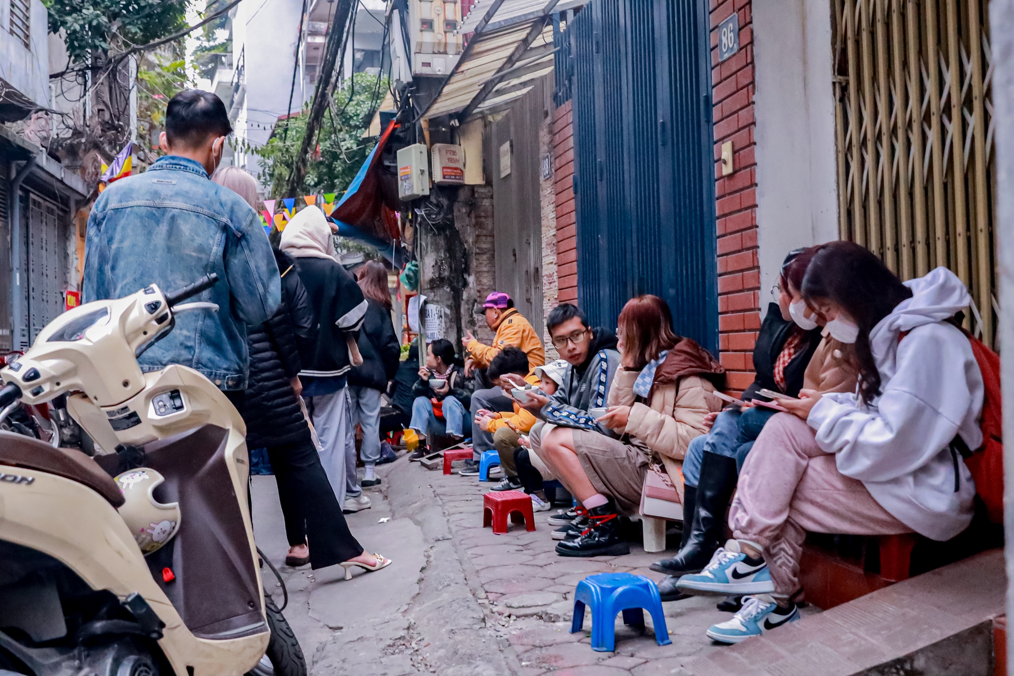 Quán bánh trôi tàu gần 30 năm ở Hà Nội gìn giữ hương vị truyền thống - Ảnh 9.