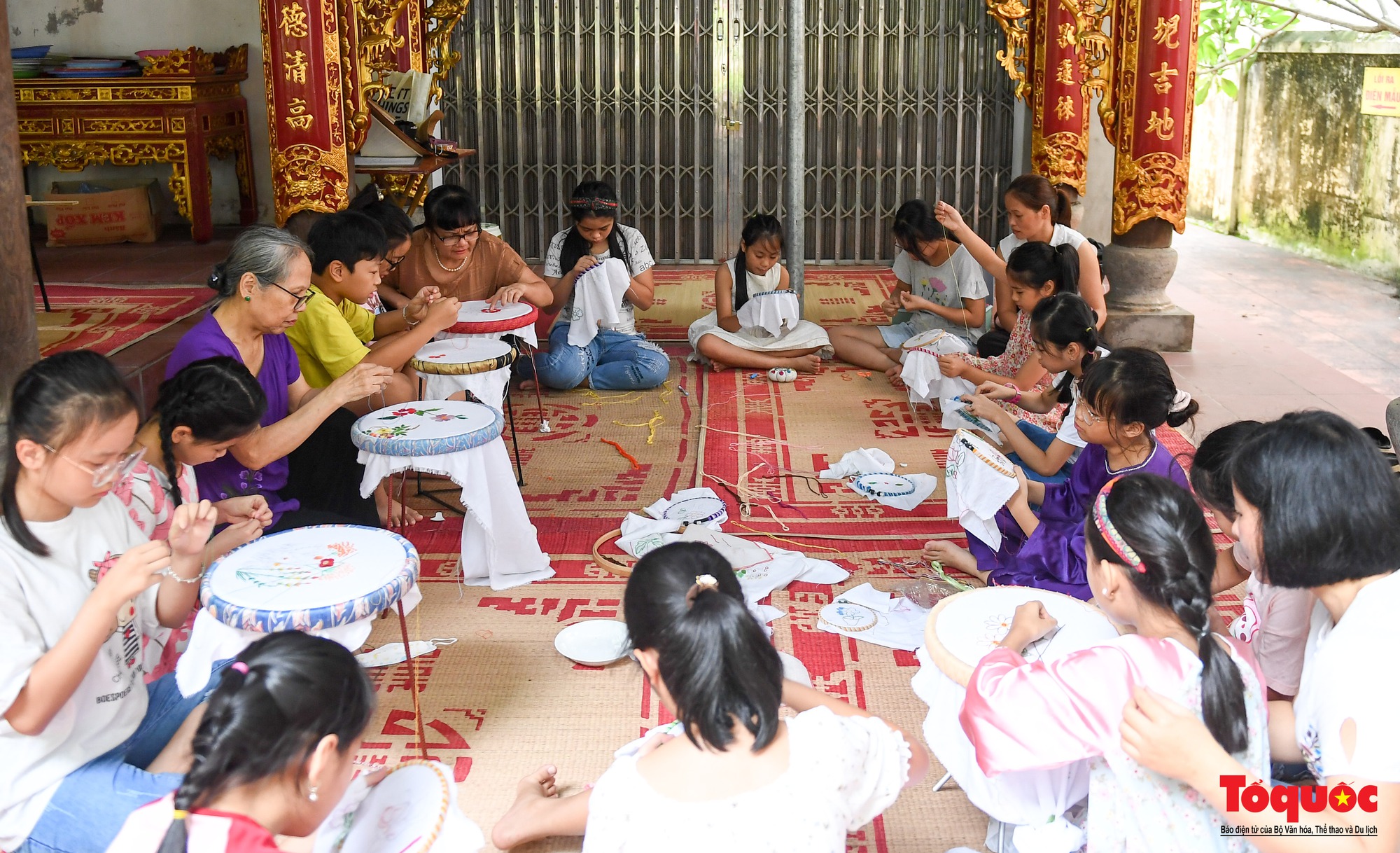 Lớp học đặc biệt nơi các bà giáo già truyền lửa đam mê nghề truyền thống cho trẻ em - Ảnh 14.