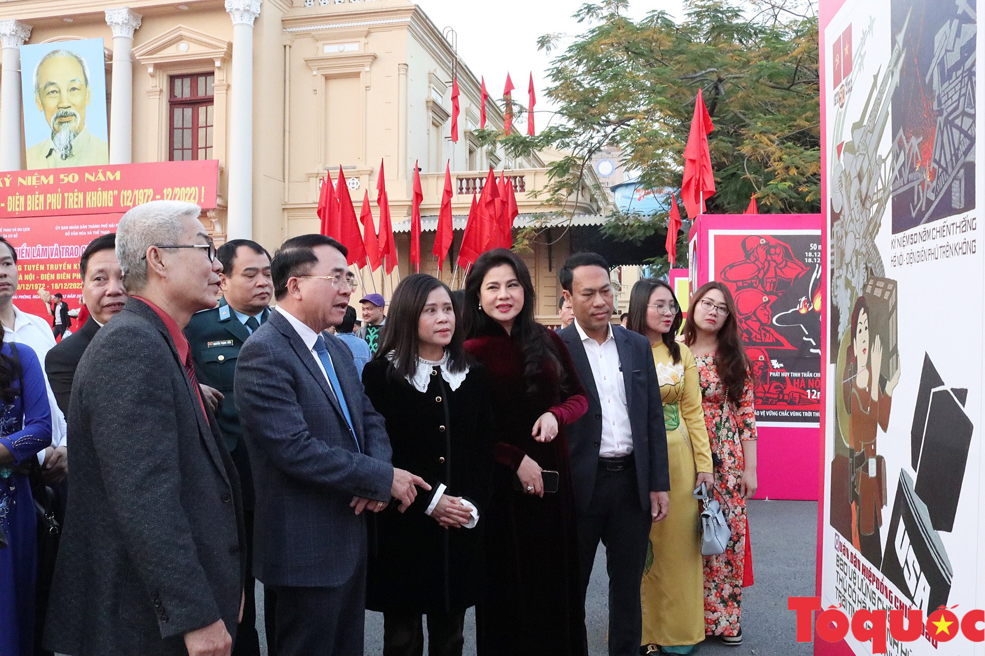 Triển lãm tranh cổ động tấm lớn kỷ niệm 50 năm Chiến thắng Hà Nội – Điện Biên Phủ trên không - Ảnh 7.