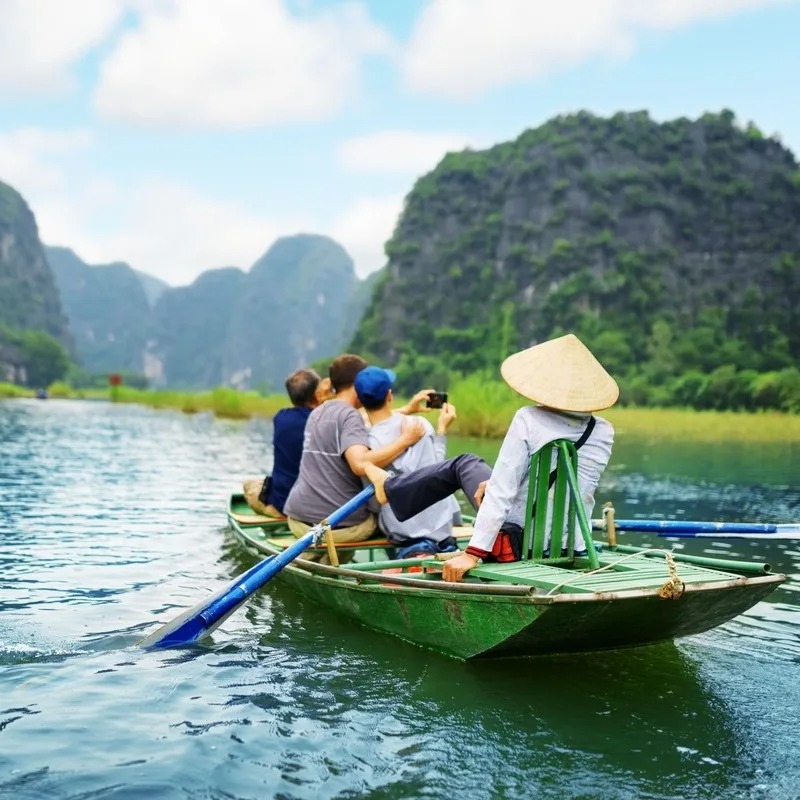 Tourists-On-A-Boat-In-A-Pictures.jpg